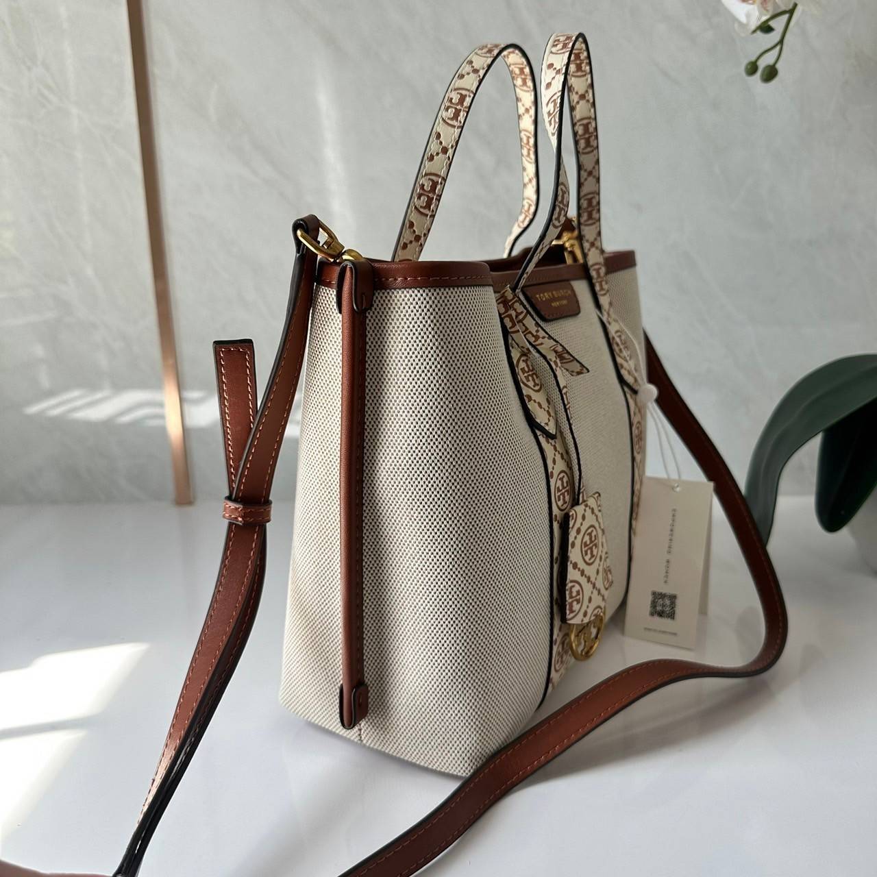 TORY BURCH small Perry canvas tote bag กระเป๋าคล้องแขนและสะพายไหล่ทรงโท้ท คอลเลคชั่นใหม่ล่าสุด สวยหรูลุคคุณนาย