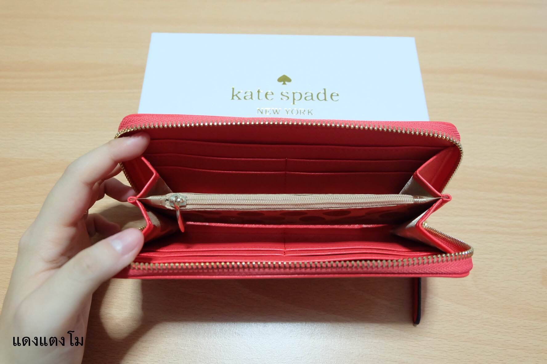 กระเป๋าสตางค์ใบยาวซิปรอปยี่ห้อ KATE SPADE กระเป๋าเงินหนังลาย saffiano อะไหล่สีทอง น้ำหนักเบา ด้านในมีช่องซิปใส่เหรียญ ใส่บัตร ใส่ธนบัตรได้จำนวนมาก ใบนี้สวยรับทรัพย์จริงๆ นานๆมาทีนะคะสีนี้ รีบคว้าด่วนเลยคะ