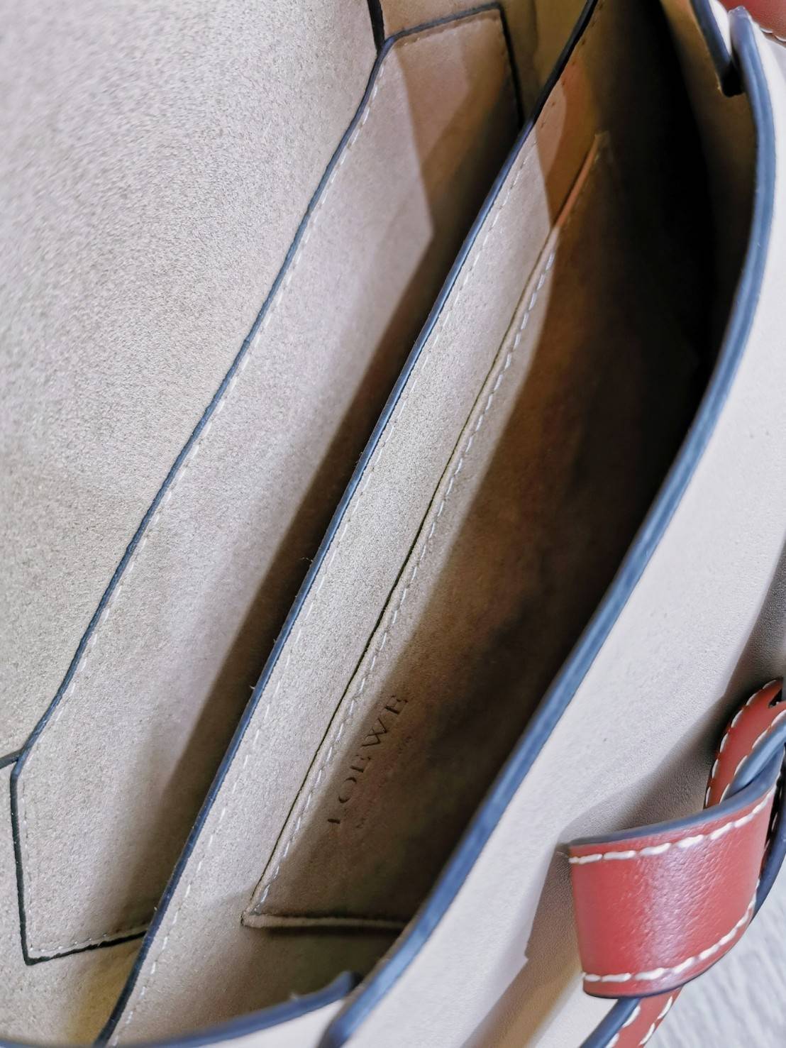 พรีเมี่ยมกิ๊ฟแท้ 100% 】LOEWE CROSSBODY BAG VIP GIFT WITH PURCHASE (GWP) กระเป๋าถือหรือสะพาย Limited จาก LOEWE DUTYFREE COUNTER วัสดุ Canvas & Leather Calfskin หนังแท้รูปทรงอานม้าสวยอยู่ทรง เปิดปิดด้วยฝาปิดแต่งด้วยสายรัดหนัง