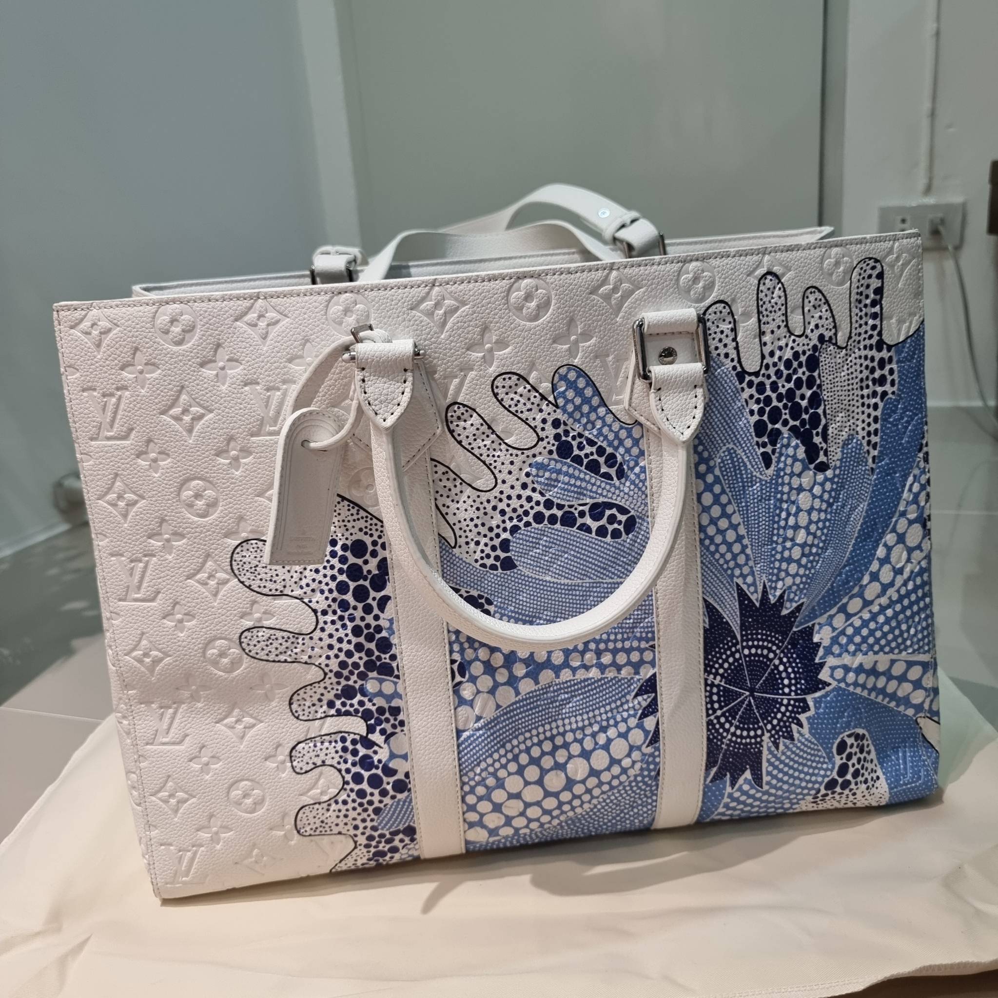 LV x YK Sac Plat 24H Bag Taurillon Monogram / LV × YK SAC CARRYALL TOTE ใหม่รับ summer สดใสฉีกทุกกฏ เพราะใช้ได้แบบยูนิเซ็กส์ กับกระเป๋าเดินทางมาในรูปแบบของทรงโท้ท ใบใหญ่ จุได้แบบจุกๆ ดีไซน์ลวดลายโดดเด่น