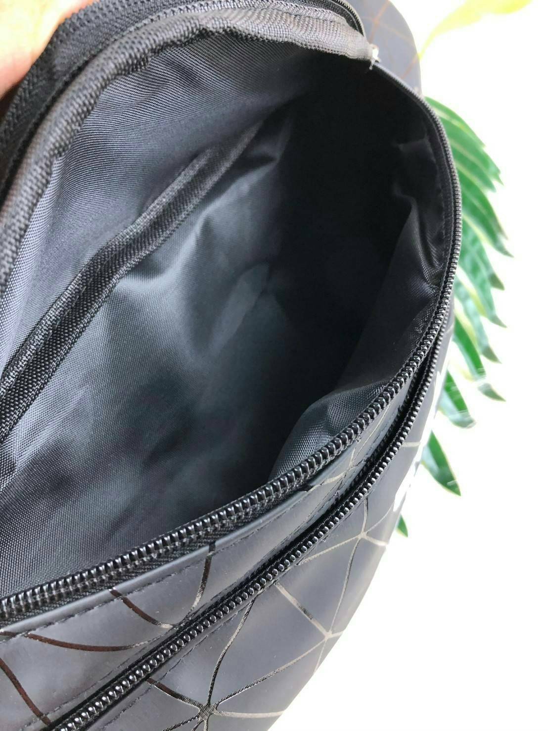 Adidas belt bag รุ่นใหม่พร้อมส่งที่ไทยกับกระเป๋าคาดอก/คาดเอว วัสดุpuน้ำหนักเบา ที่ตัวกระเป๋าแต่งtexture สวยงาม ด้านหน้าสกรีนโลโก้แบรนด์มีช่องด้านหน้า ใส่ iPhone plus ได้รวมถึงเหรียญ/บัตรที่ใช้บ่อย และช่องใหญ่จุได้เยอะ ใส่กระเป๋าเงินใบยาวได้ รุ่นนี้ปรับสาย