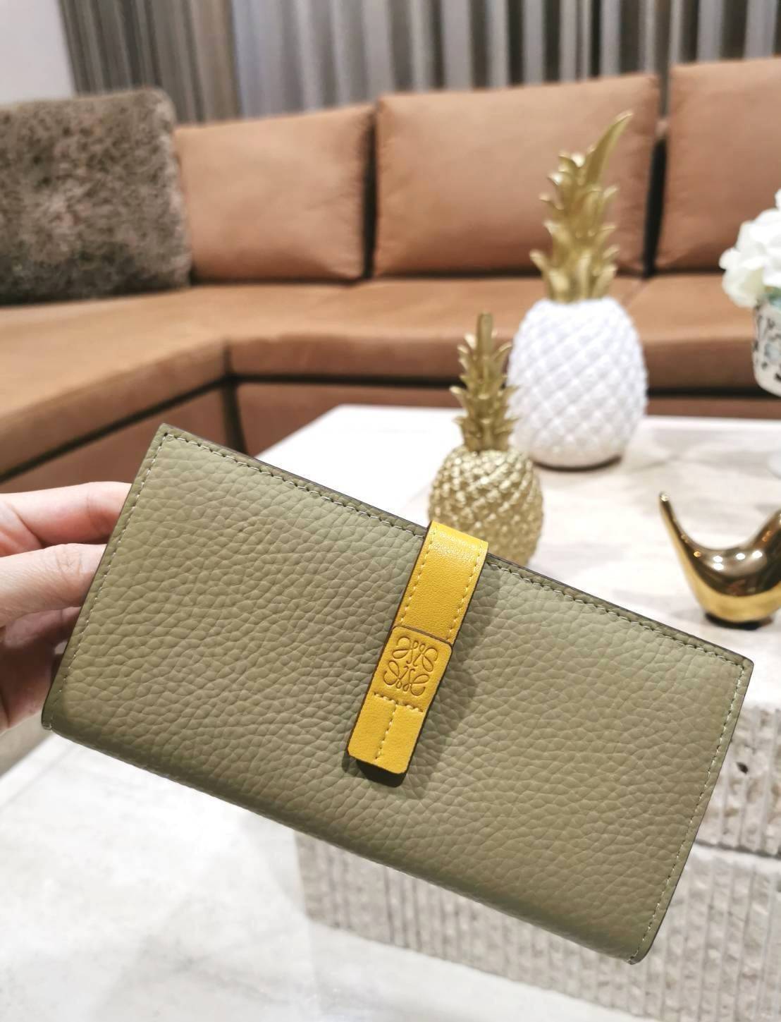 LOEWE LONG WALLET BAG วัสดุหนังแท้เทคเจอร์สวยอยู่ทรงปั้มโลโก้แบรนด์ด้านหน้าเปิดปิดด้วยกระดุม ภายในมีช่องใส่ธนบัตรหลายช่อง ช่องหลักสามารถใส่มือถือได้ มีช่องซิปใส่เหรียญ ช่องใส่ธนบัตรใส่แบงก์พันได้ สวยน่าใช้ พร้อมส่งที่ไทยสุดคุ้มห้ามพลาด!