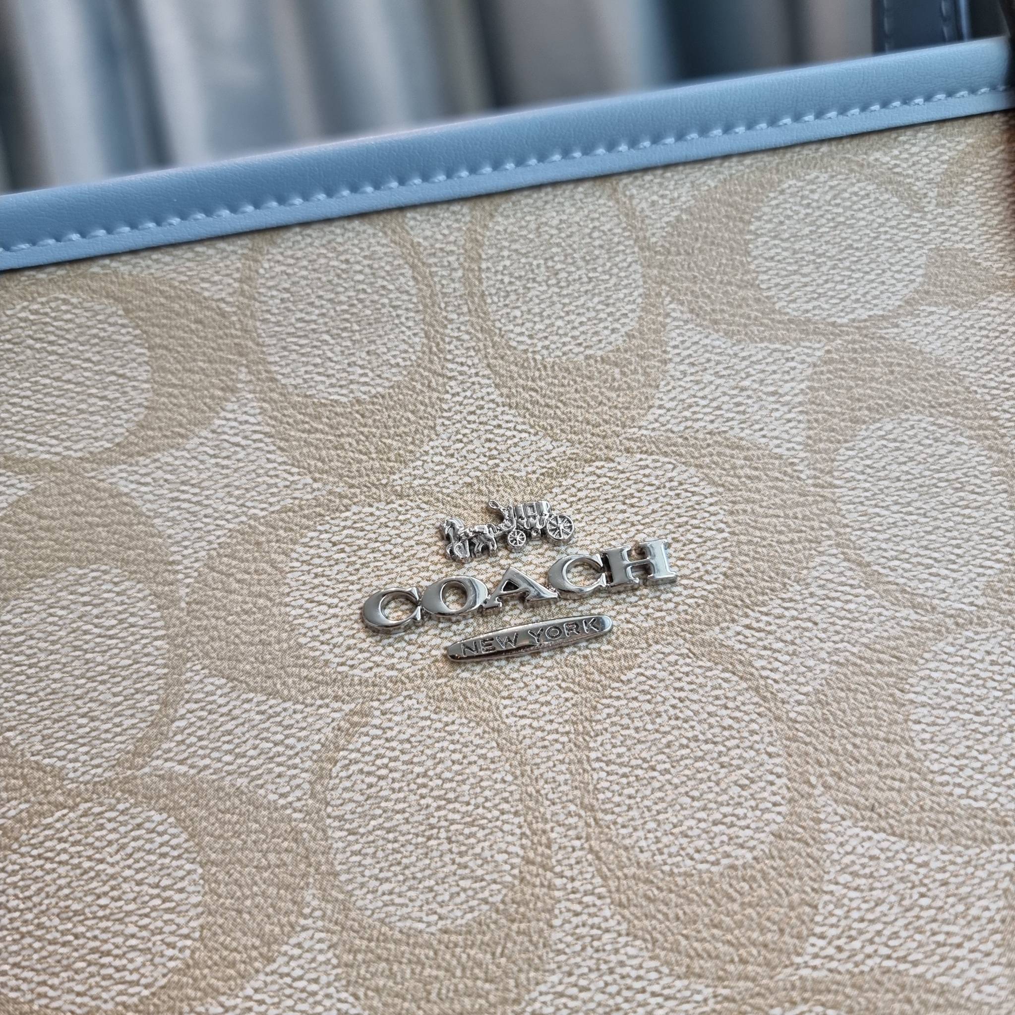 OUTLET 】COACH F58292 CITY ZIP TOTE IN SIGNATURE 16" รุ่นขายดี!! ไซส์ใหญ่ สีสวยมาให้แบบจัดเต็ม!! กระเป๋าถือทรงโท้ทใบใหญ่ สวยน่าใช้ทุกสี สะพายคล้องไหล่ได้เก๋ๆ จุของแน่นๆไปเลยจ้า!! วัสดุหนังแคนวาสคุณภาพ ปากกระเป๋าเปิด-ปิดด้วยซิป กันของหล่นได้ ถือไปไหนก็