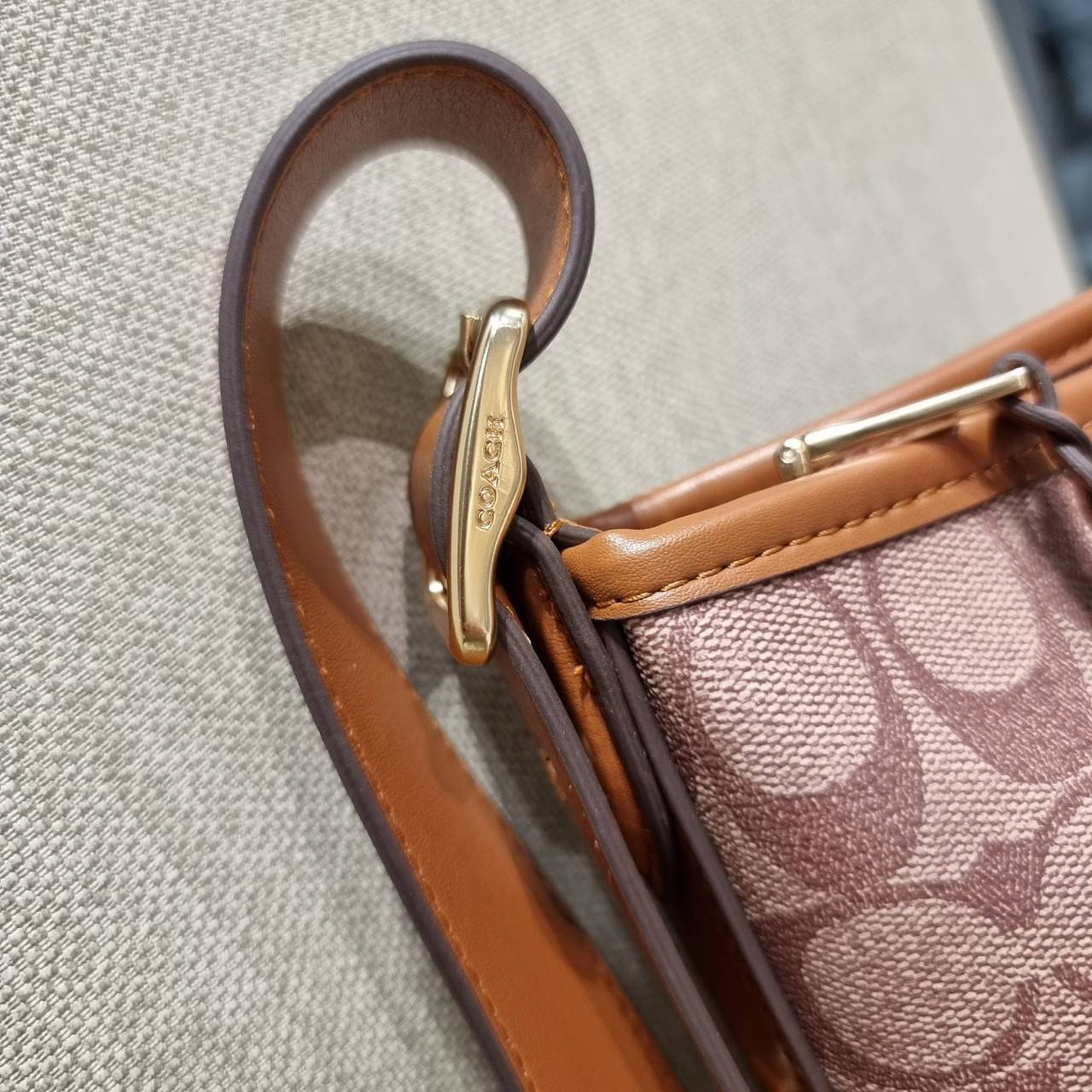 COACH C5641 VAL DUFFLE IN SIGNATURE CANVAS WITH STRIPE ใหม่ล่าสุด กระเป๋าทรงดัฟเฟิล คอลเลคชั่นยอดฮิต สวยโดดเด่น ทรงกระเป๋าไม่ซ้ำใคร แถมยังใส่ของได้จุใจไปอีก วัสดุหนังแคนวาสคุณภาพดี สลับหนังแท้ ด้านหลังมีช่องซิป กระเป๋ามีช่องซิปหลัก ภายในโล่งกว้าง สายสะพาย