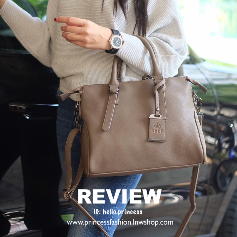 ทรงสวยขายดีมาก 👑จากแบรนด์ KEEP ทรง รุ่น Parish hand bag with cute taddy จุดเด่นที่ >หนังเนื้อดี นิ่มมาก >น้ำหนักเบา >ถือสะพายเข้าง่ายกับทุกชุด