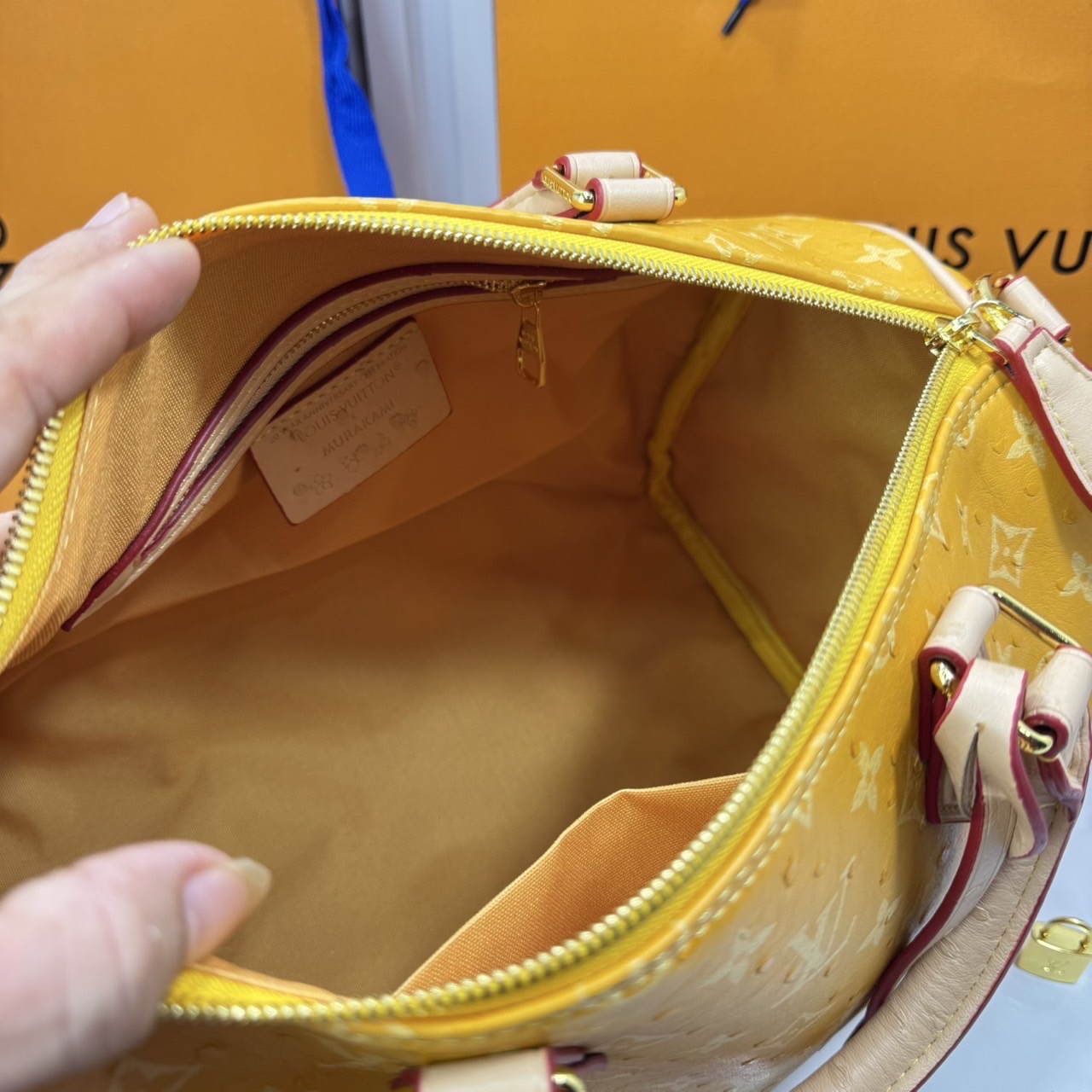 ORI หนังแท้ | LV Speedy P9 Bandoulière 30 Bag กระเป๋าสะพายทรงหมอนสปีดี้ใบใหญ่ คอลใหม่ล่าสุดหรูหราโดดเด่น แต่งลายนูนเพิ่มเท็กเจอร์เต็มใบ รูปทรงใช้งานง่ายสวยตลอดกาล