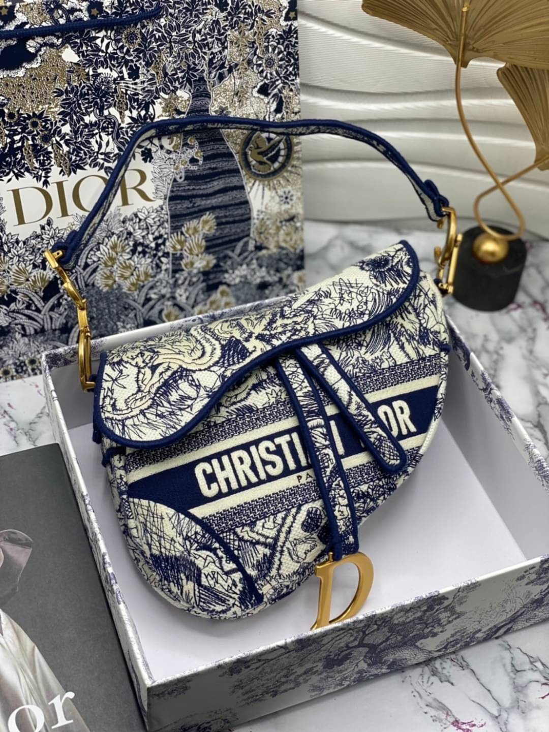หนังแท้ DIOR SADDLE BAG Toile de Jouy Embroidery กระเป๋ารุ่นยอดนิยมตามแบบฉบับแบรนด์ พร้อมส่งที่ไทย เกรดออริจินอลหนังแท้ ภาพสินค้าถ่ายจากงานขายจริง ใช้งานต่างประเทศได้ค่ะ