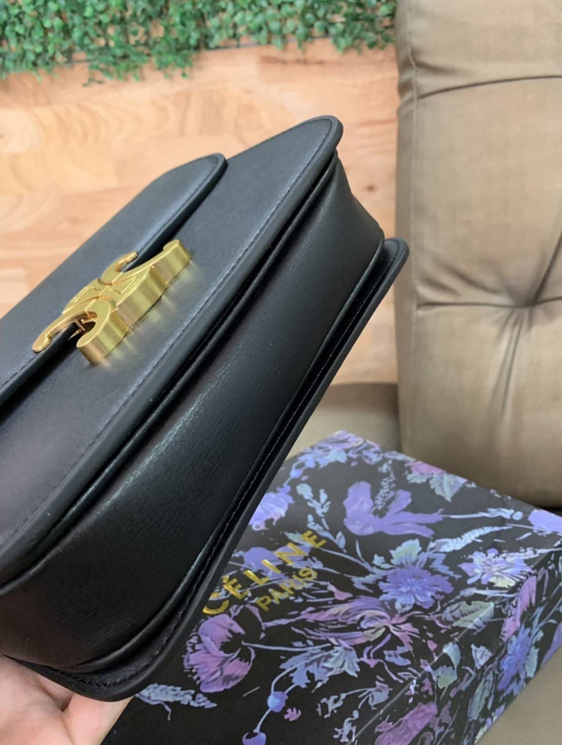 CELINE Medium Triomphe Bag In Shiny Calfskin Medium Triomphe Bag In Shiny Calfskin GIFT WITH PURCHASE (GWP) พรีเมี่ยมกิ๊ฟ Limited Edition จาก CELINE PERFUME DUTY FREE COUNTER วัสดุหนังแท้ (Calfskin) ซับในเป็นหนังแกะ (Lambskin) รูปทรงสี่เหลี่ยมผืนผ้า ขนาดก