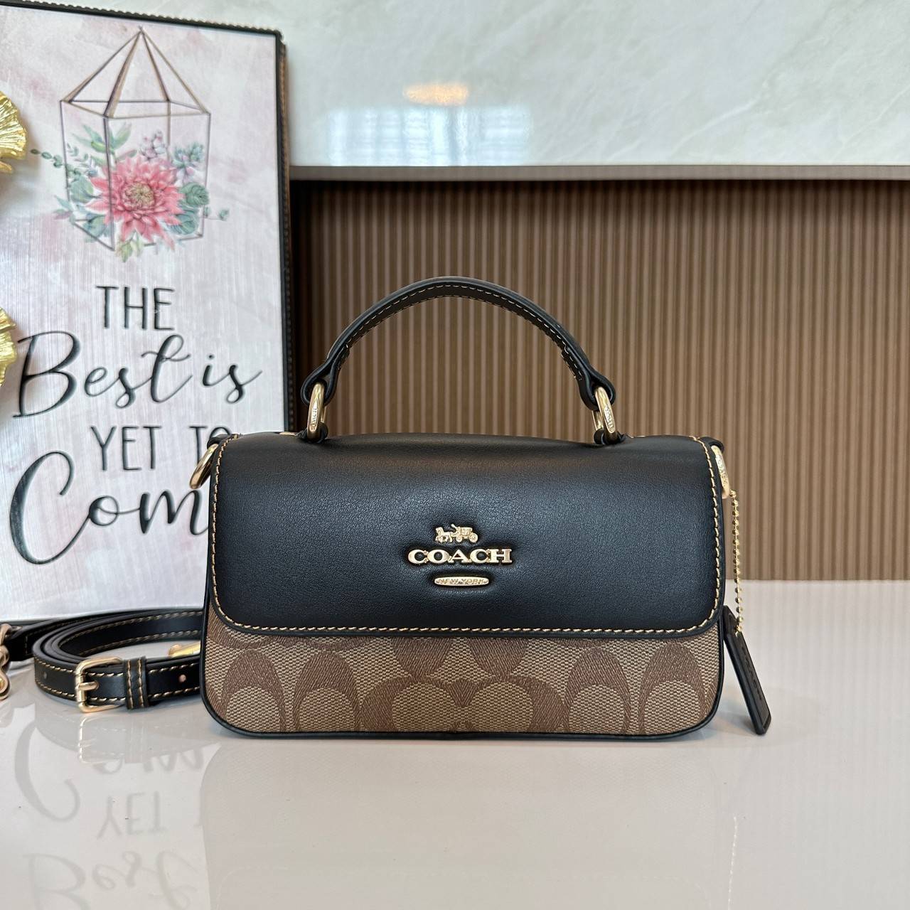 Coach Mini Josie Top Handle Crossbody In Blocked Signature Canvas (cc340) ใหม่ล่าสุด กระเป๋าสะพายหรือถือใบเล็กกระทัดรัด วัสดุหนังตัดขอบหนังแท้ ภายในช่องโล่งกว้างสามารถใส่โทรศัพท์ iPhonePro max ได้ มีช่องใส่บัตรเครดิต 2 ช่อง เปิดปิดด้วนกระดุมแป๊ก ซับในผ้า 