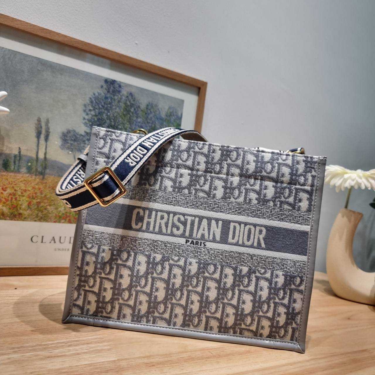 Dior small book tote bag กระเป๋าทรงโท้ทสุดฮิต ไซส์เล็ก ดีไซน์ใหม่ล่าสุด ที่มีทั้งความละมุนและหรูหรา
