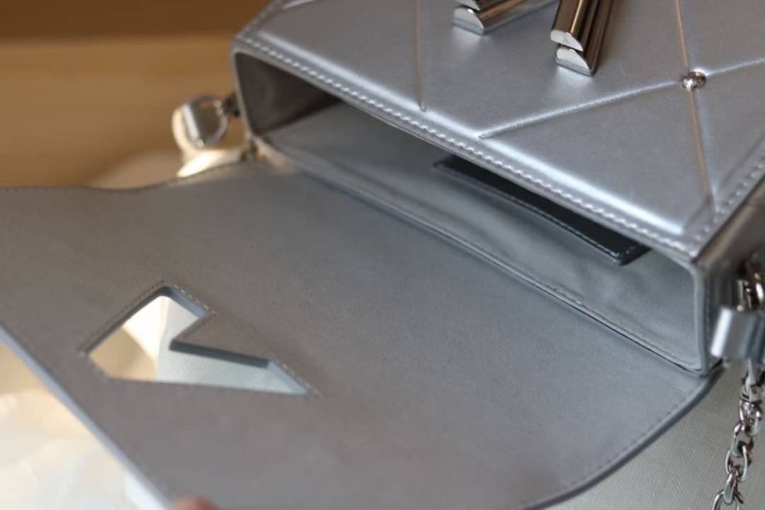 หนังแท้ LOUIS VUITTON Epi Twist Shoulder Bag MM พร้อมส่งที่ไทย เกรดออรินอลงานหนังแท้ทั้งใบ ภาพสินค้าถ่ายจากงานขายจริง ใช้งานต่างประเทศได้