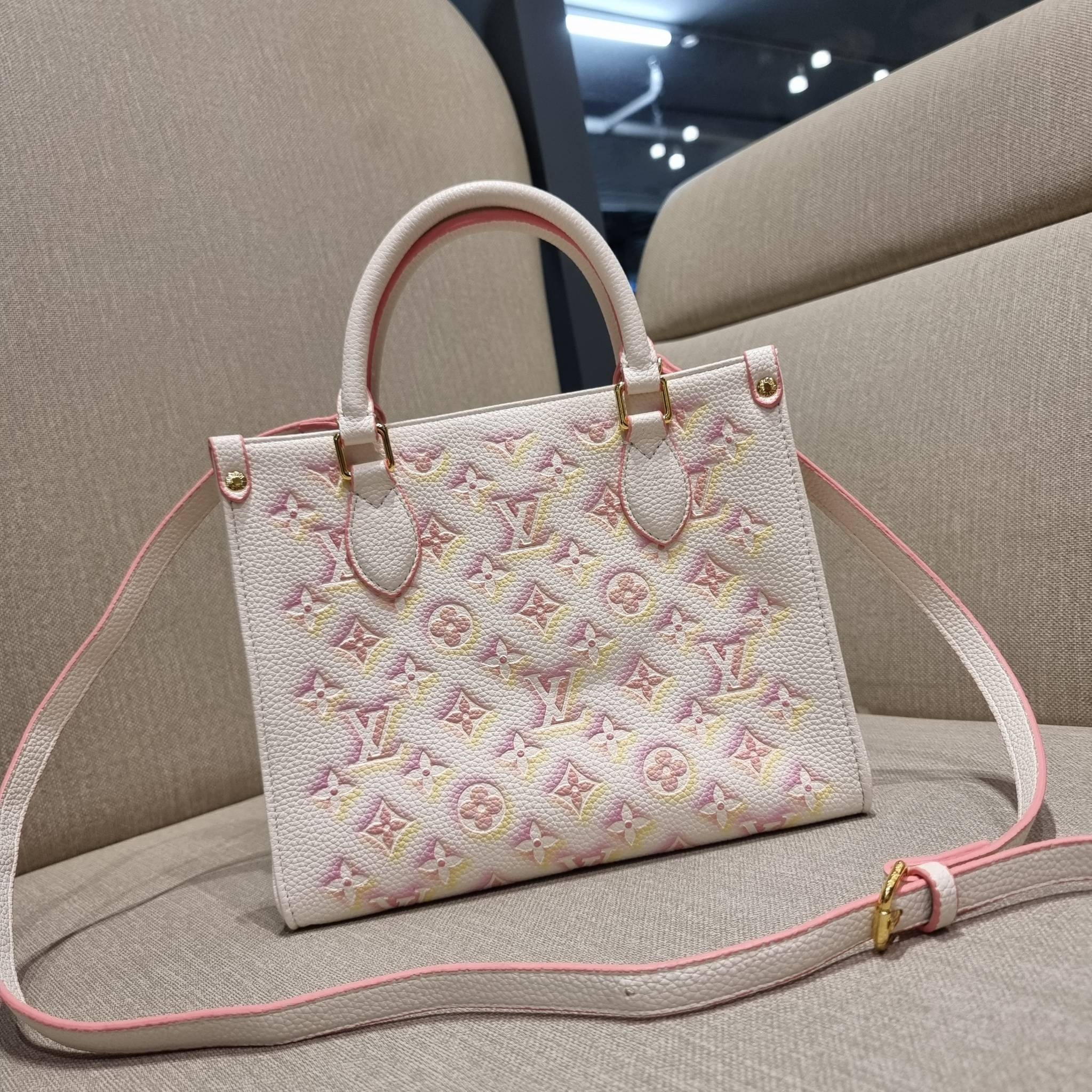 LV crossbody tote bag / LV Shopping Bag ดีไซน์ใหม่ น่ารัก ละมุน น่าใช้มาก กระเป๋าทรงโท้ทที่ใครเห็นต้องเป็นคลั่งรัก ดีไซน์คลาสสิค ผู้ดี หรูหรา โทนสีใช้งานง่าย ทุกสไตล์ วัสดุหนัง pepble มาพร้อมหูจับในตัว คล้องแขนก็ดูแพง หรือจะเกี่ยวสายครอสสะพายก็อัพลุคได้เล