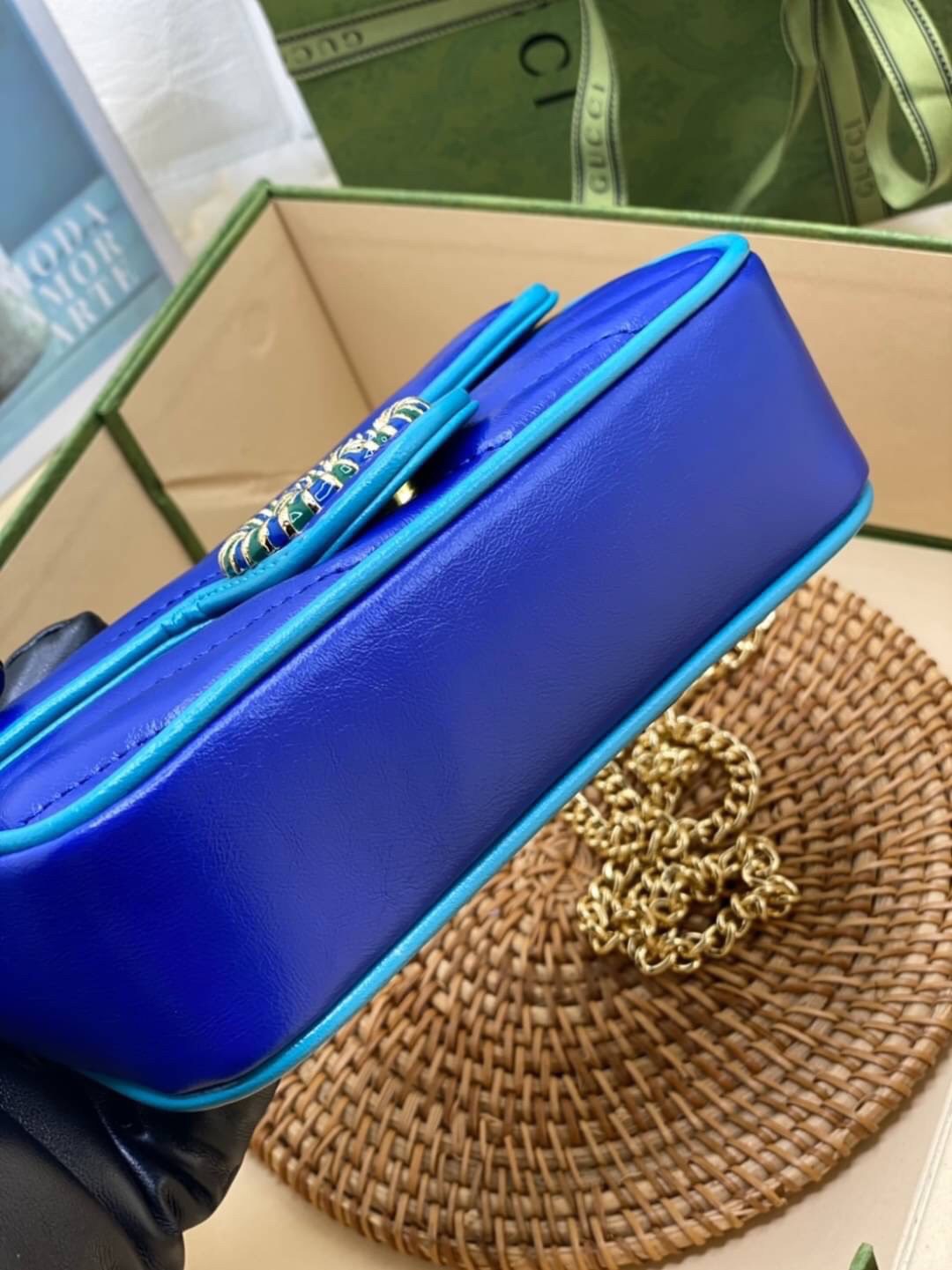 หนังแท้ VIP GIFT 】GUCCI GG Marmont super bag [mini & small] กระเป๋าสะพายข้าง โทนสีสดใสเล่นสีทูโทนตัดกันอย่างลงตัว เฟี๊ยดมากค่ะ ไซส์กะทัดรัด พกพาง่าย น้ำหนักเบา ดีไซน์สวย ภายในโล่งกว้าง มาพร้อมสายสะพายโซ่อะไหล่ทองในตัว ปรับใช้ได้ทั้งแบบสะพายเดี่ยว และสะพาย