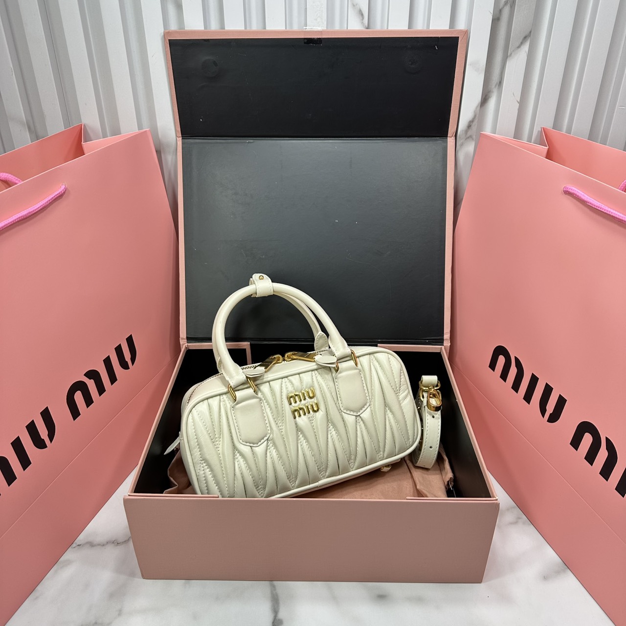 ORI หนังแท้ | MIU MIU Arcadie matelassé nappa leather bag Small 22cm กระเป๋าสะพายทรงโฮโบลุคลูกคุณหรูหราด้วยดีไซน์จับจีบนูนลวดลายสามมิติซับซ้อนเป็นเอกลักษณ์ น่ารักๆเก๋ๆ สวยดูแพง หูจับในตัวง่ายและสะดวกพกพา