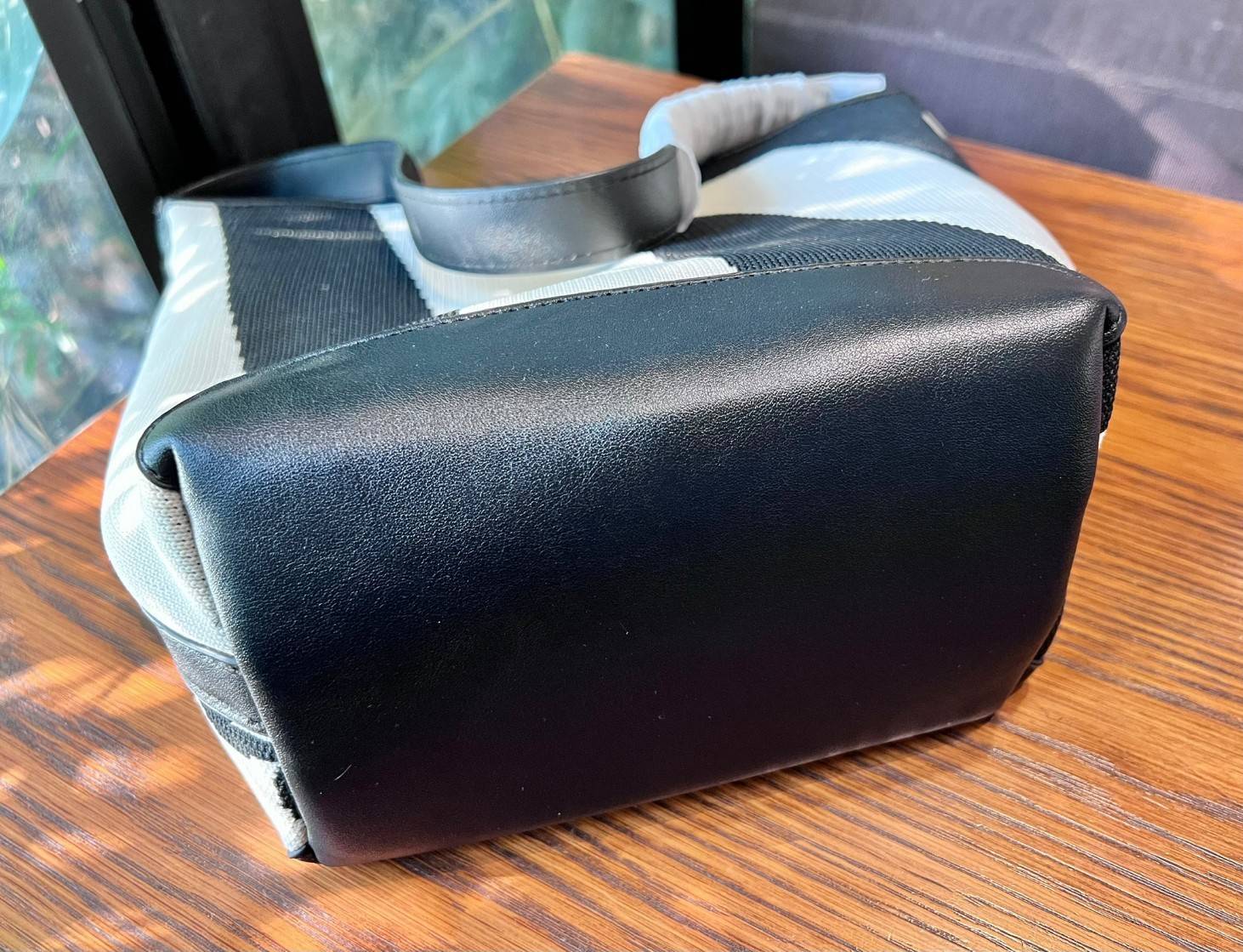 Rally movement the bag Knit Black เป็นไอเท็มที่ฮอตสุดๆแห่งปีจริงๆ กับกระเป๋าทรงบัคเก็ต น้ำหนักเบาๆ ฮอทติดลมบน จุของได้แบบหนำใจ ทอลายโลโก้ด้วยเทคนิค Sturdy Stretch Knit