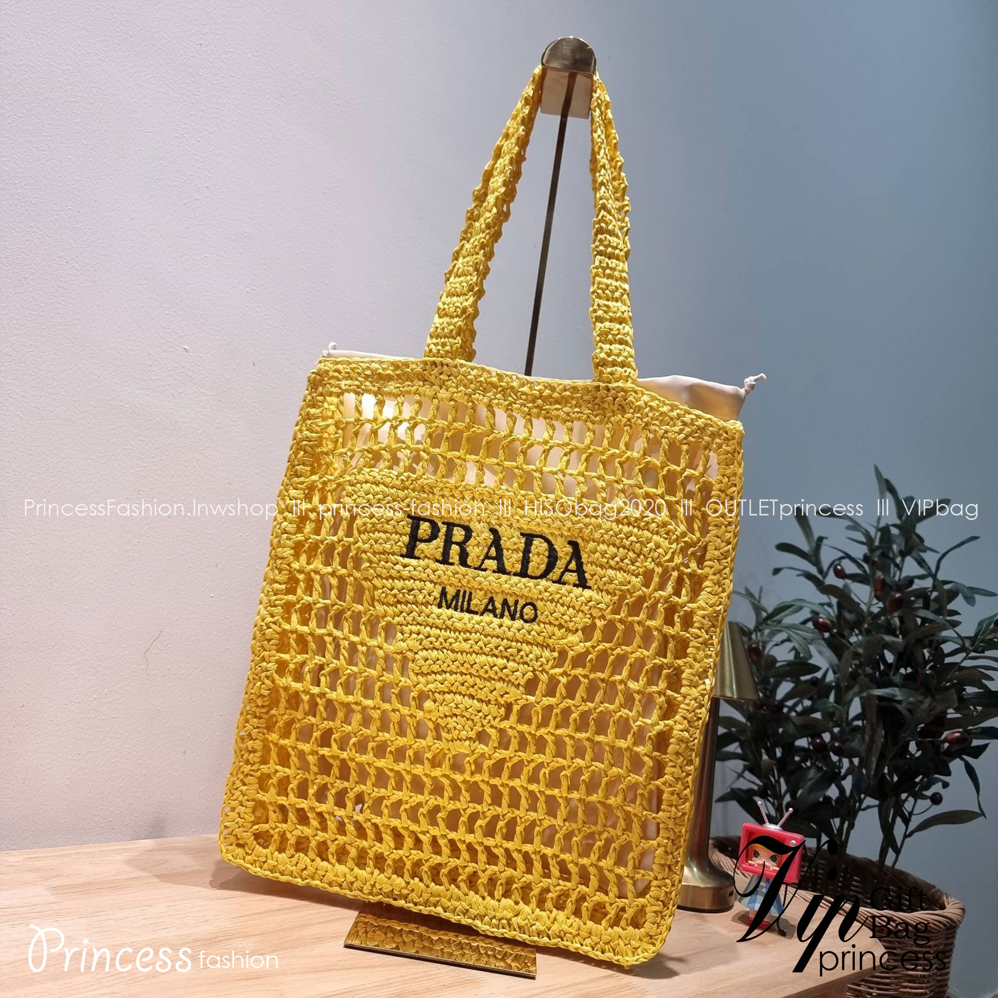 PRADA RAFFIA TOTE BAG สวยไม่ซ้ำใคร สไตล์บีช เหมาะมากกับการสะพายไปเที่ยวทะเล หรือจะใช้ในวันสบายๆก็ตอบโจทย์ กับกระเป๋าสะพายสานใบใหญ่ ตัวกระเป๋าเป็นวัสดุสังเคราห์จากธรรมชาติ