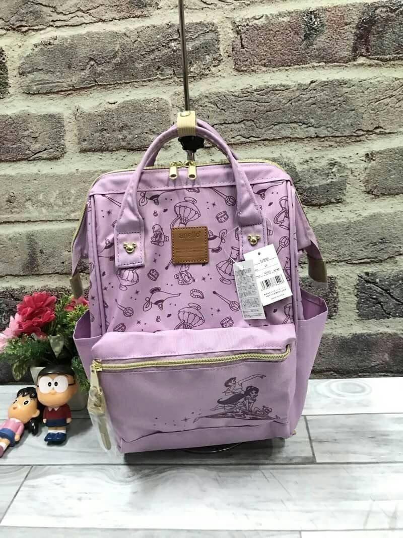 Anello x Walt Disney Mickey & Friends Limited Edition Japan Backpack เป็นการร่วมงานของ anello และวอล์ทดิสนีย์ ที่มาวาดลวดลายลงบนกระเป๋าเป็นตัวละครดิสนีย์ที่มีสีสันน่ารักสดใส วัสดุ canvas คงแบบฉบับที่ปากกระเป๋ามีโครง อีกหนึ่งคอลเลคชั่นที่ควรต้องมีไว้ครอบคร