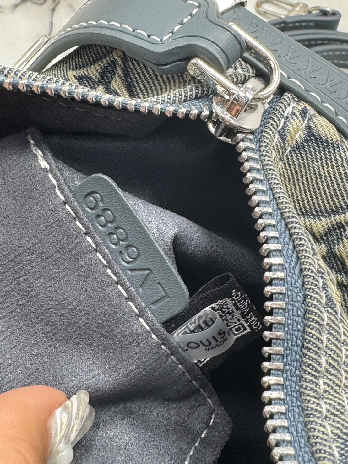 LV Side Trunk Monogram Denim Bag กระเป๋าสะพายทรงกล่องเดนิมซีดสไตล์วินเทจ ปั้มนูนโลโก้ลายโมโนแกรม ไอเท็มหรูหราย้อนยุค ผสมผสานความทันสมัย รูปทรงกล่องสัดส่วนสวยลงตัว โดดเด่นชวนมอง