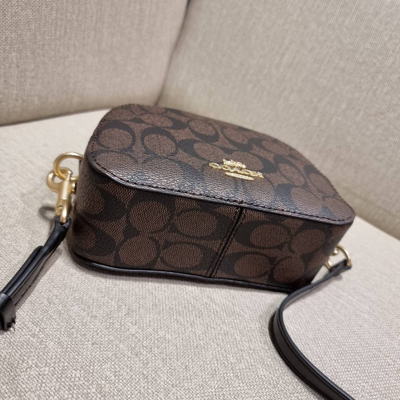 COACH 2628 MINI SERENA CROSSBODY IN SIGNATURE CANVAS ใหม่ที่สุด!! พร้อมส่งทุกสีเด็ด!! ย่อส่วนกระเป๋าสะพายคอลเลคชั่นยอดฮิต มินิเซเรนา ที่รับรองว่าน้องน่ารักม้ากกก!! ขนาดเล็กกุ๊งกิ๊ง แต่ดีเทลยิ่งใหญ่ วัสดุหนังแคนวาสเคลือบลาย เปิด-ปิดด้วยซิป สะดวกใช้ ภายในเป