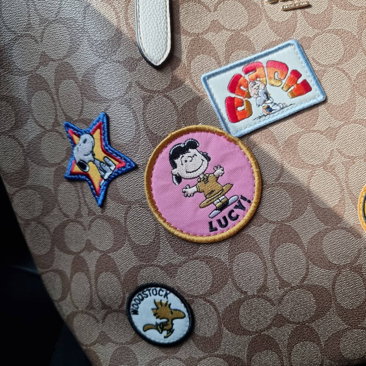 COACH C4292 COACHxPEANUTS CITY TOTE IN SIGNATURE CANVAS WITH VARSITY PATCHES กระเป๋าทรงโท้ทใบใหญ่ กับคอลเลคชั่นคอลแลบใหม่ล่าสุด น่ารักด้วยเหล่าผองเพื่อนสนู้ปพี สวยโดดเด่นมากๆ ใบนี้ใส่ของได้ของครบครัน จุได้แบบไม่ต้องกลัวเต็ม!! วัสดุหนังแคนวาสคุณภาพดี ปากกร