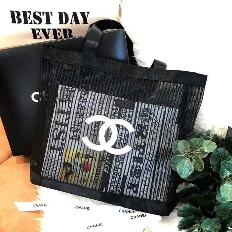 Chanel Cosmetic Shopping Bag กระเป๋าสะพายใบใหญ่ VIP Gift With Purchase Limited Edition ของแท้จาก Chanel Cosmetic Counter ใบใหญ่วัสดุ Nylon ซีทรูลายทาง ปั๊มโลโก้แบรนด์ เปิดปิด ด้วยแถบแม่เหล็กซ่อนด้านในปากกระเป๋า มีบุที่ฐานเพื่อรับน้ำหนัก น้ำหนักเบา จุสุดๆ 