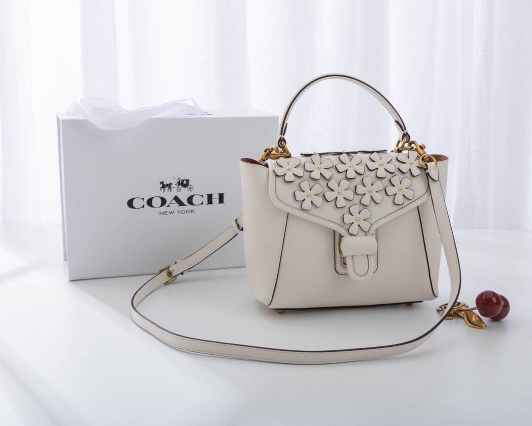 Coach Courier Carryall 23 With Floral Applique สินค้าใหม่ทรงน่ารัก ใช้แล้วดูแพงมากกก มีช่องใส่ขนาดกว้าง ใส่ของได้จำนวนมาก แถมยังสามารถถือเก๋ๆ แบบคุณนาย พร้อมทั้งสะพายเป็น crossbody ก็ได้ โดดเด่นด้วยสีส้น ดูเก๋ไม่เหมือนใครจิงๆ เปิดปิดด้วยกระดุมหมุน ใช้แล้ว