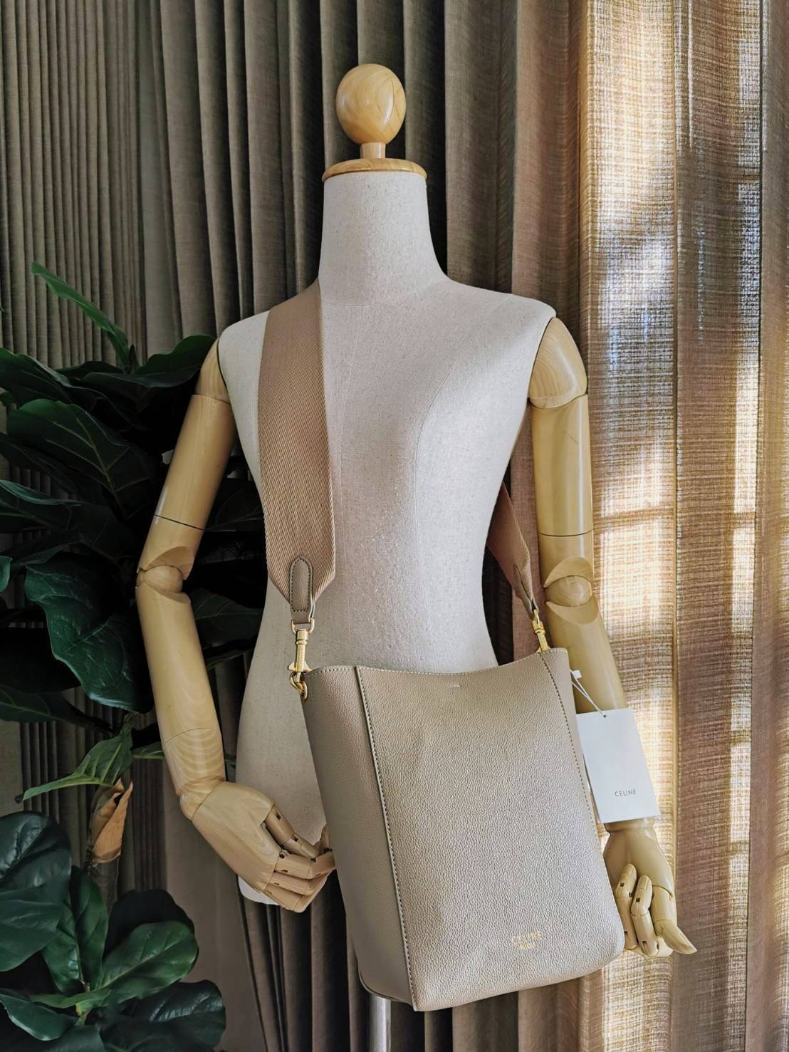 ซื้อ1ได้ถึง2! CELINE TRIOMPHE BUCKET BAG VIP GIFT WITH PURCHASE (GWP) พรีเมี่ยมกิ๊ฟ Limited Edition จาก CELINE PERFUME DUTY FREE COUNTER วัสดุหนังแท้ CALFSKIN ดีไซน์ทรง Bucket ขนาดกำลังดี มาพร้อมใบเล็กด้านในแยกใช้ได้ น้ำหนักเบา ภายในกว้างใส่ของใช้ได้เยอะพ