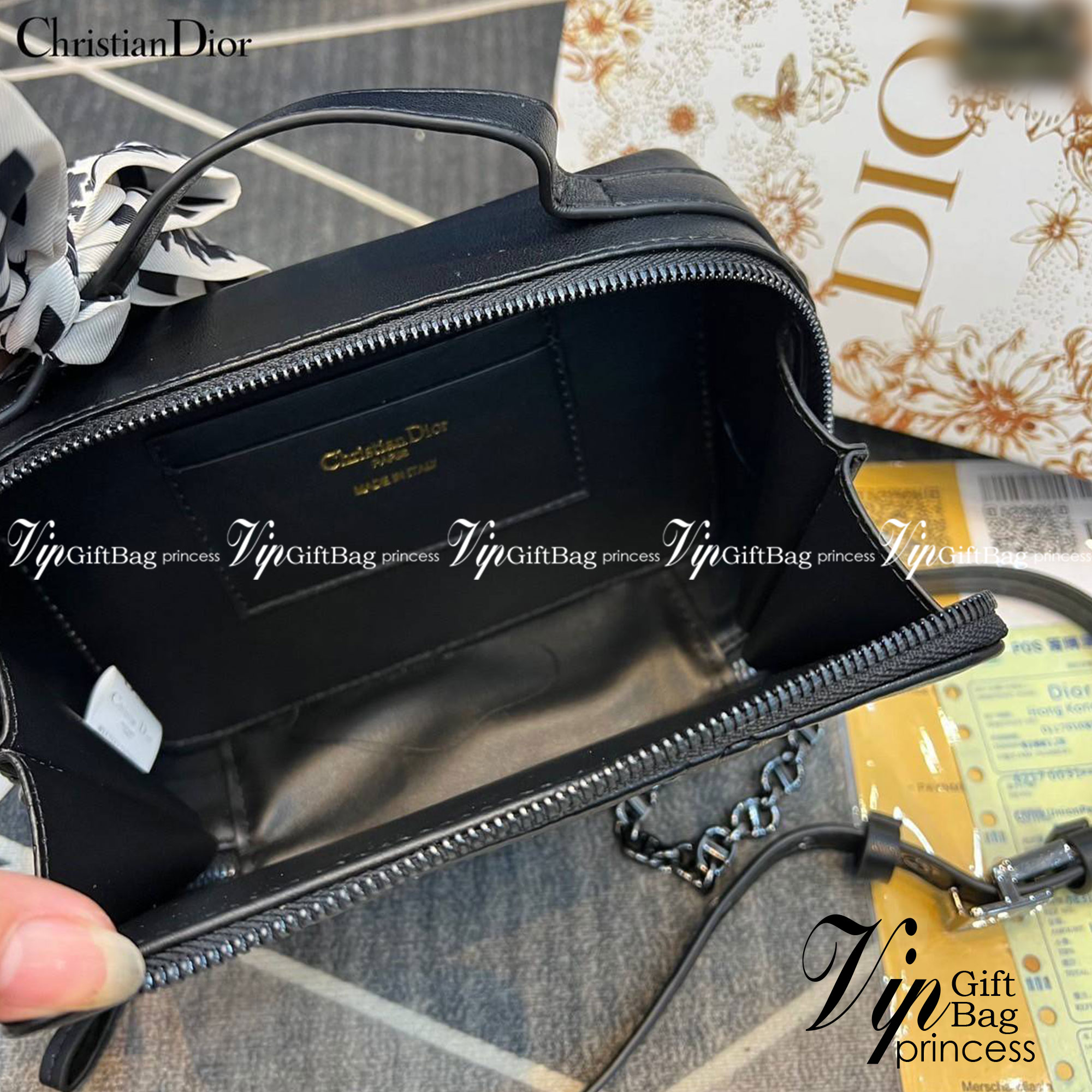 DIOR Caro Box Bag with Chain กระเป๋าสะพายทรงกล่อง หรูหรา ใช้งานง่าย ภายในเป็นช่องโล่ง มีช่องย่อย มาพร้อมสายสะพาย crossbody ถอดได้ ที่สามารถปรับใช้ได้หลากหลายสไตล์ เป็นสีที่ใช้งานได้ทุกโอกาส มาครบ box set ให้เก็บเป็นคอลเลคชั่นได้ ในราคาสุดคุ้ม จัดเลย!!