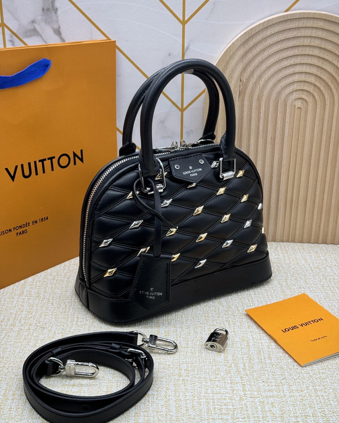 LV Alma BB handbag with a diamond Luxury Malletage Leather Bag กระเป๋าถือสะพาย เกรดออริ 1:1