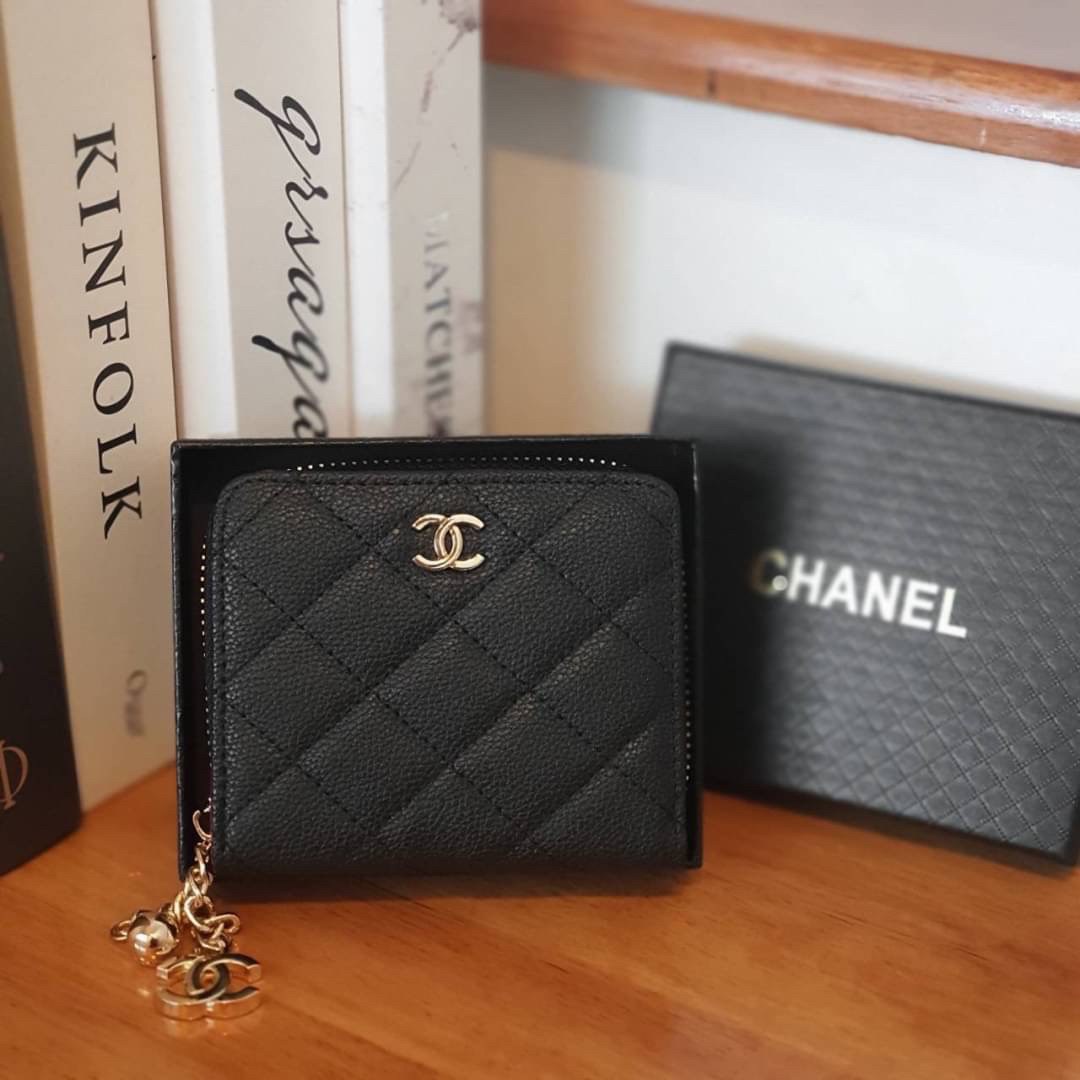 CHANEL SMALL ZIP WALLET พร้อมส่งที่ไทยแล้วค่ะ♡♡ กับ กระเป๋าสตางค์ใบสั้นรุ่นพับ แนะนำรุ่นนี้คะ งานพรีเมี่ยมกิ้ฟท์จากเค้าเตอร์ต่างประเทศ **ทรงมินิน่ารักกก หนังสัมผัสลายคาเวียร์ด้าน จากแบรนด์ CHANEL (GWP) ด้านหน้ามีโลโก้แบรนด์ CC สีทองหรู **อะไ
