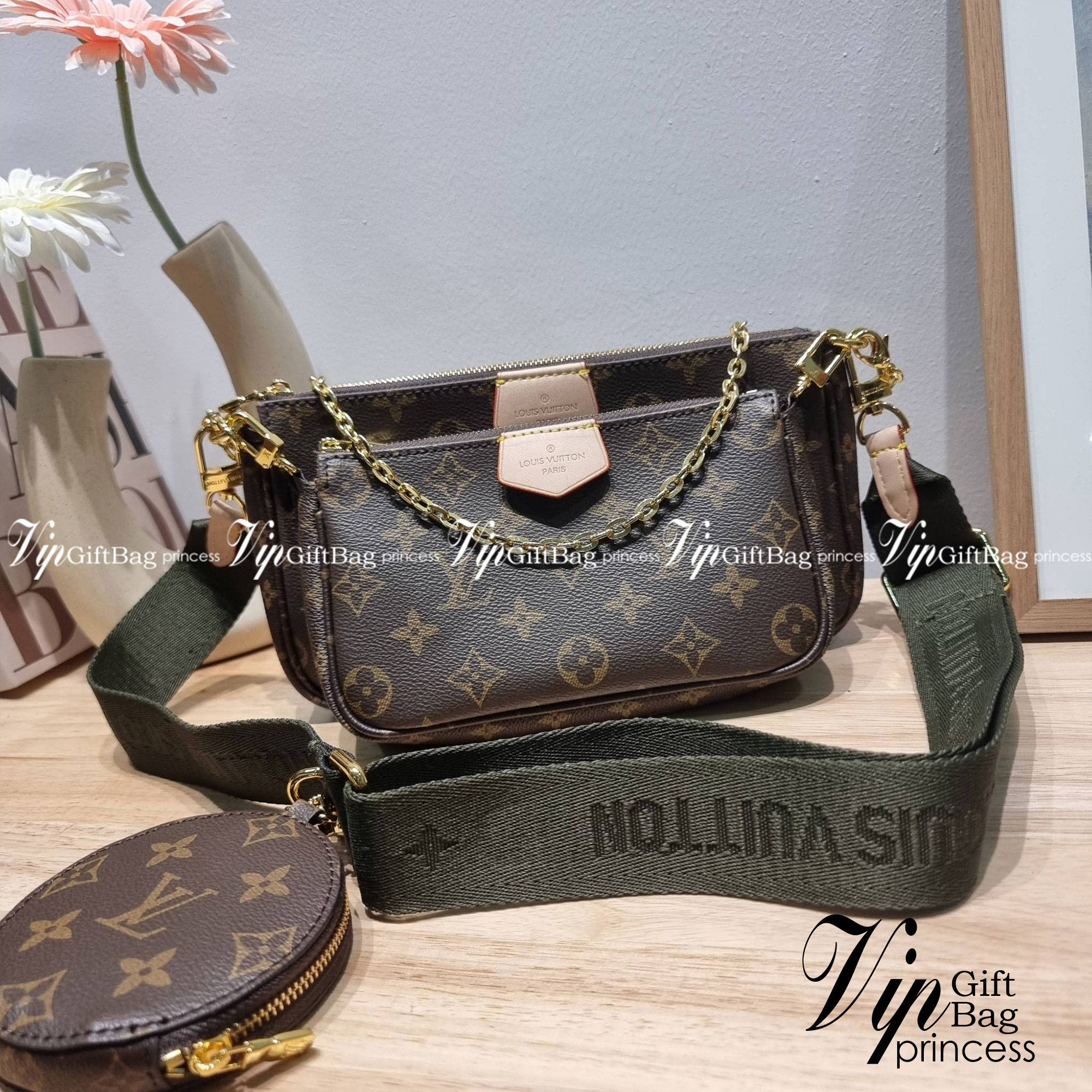 Set 4 ชิ้น LV Multi Pochette Bag New in!! กับ box set ชวนสะสม ที่จับเอารุ่นยอดฮิต มามิกซ์รวมกับไอเท็มสุดคุ้มของมันต้องมี!! จัดเรียงให้อยู่ในกล่องสุดหรู ไม่ว่าจะตัวกระเป๋า กระเป๋าสตางค์ กระเป๋าจิ๋ว ใบไหนๆก็นำมาใช้งานได้จริง คุ้มค่ามากๆ แถมฟรี! ริบบิ้นลายลิ