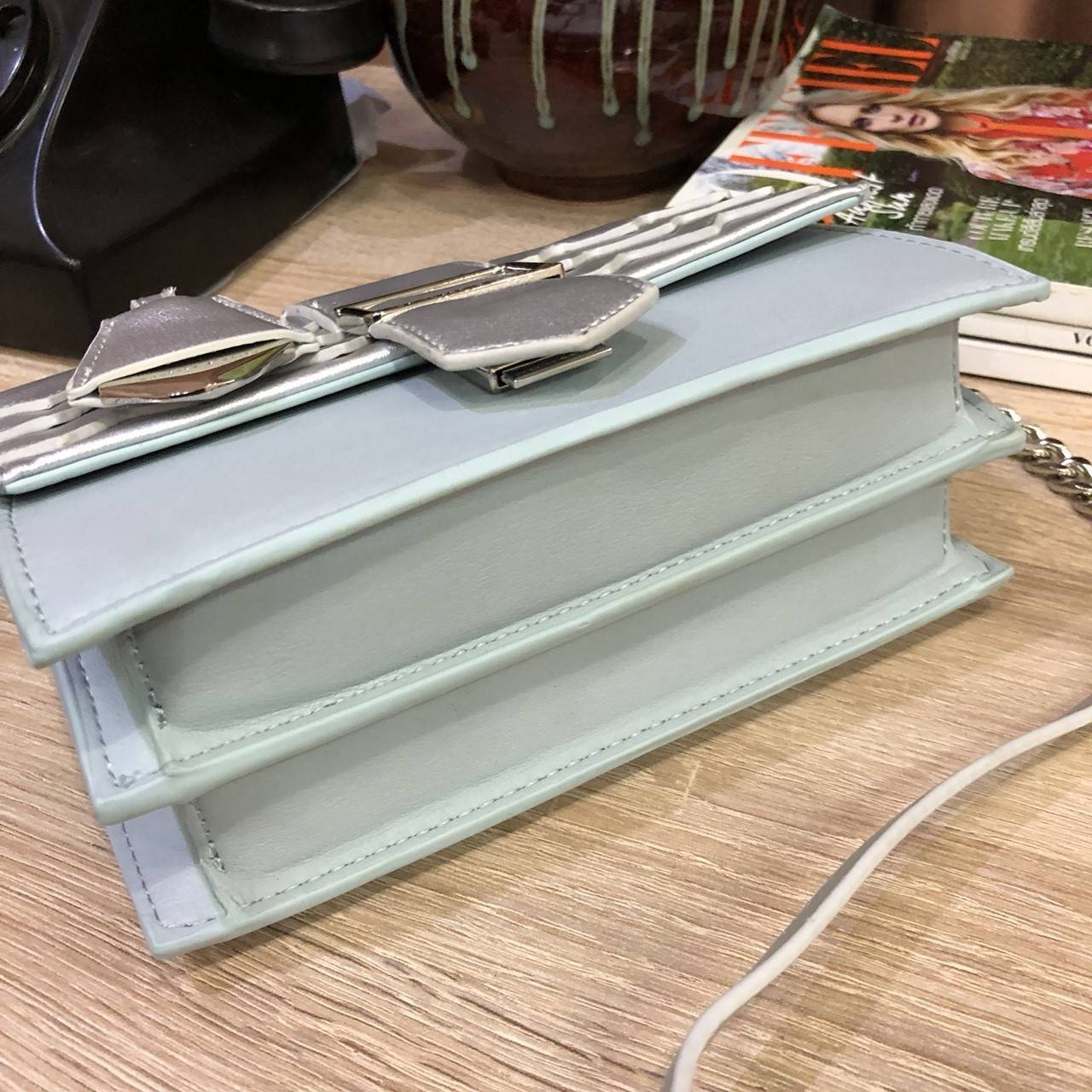 Charles&kieth chevron detail textured slingbag 2017 กระเป๋าหนัง PU ขนาดมินิหนังเนื้อเรียบ ดีไซน์เก๋ ด้านหน้ามีแทคห้อยแบรนด์ เย็บซิกแซกเก๋ มาด้วยสี 2 tone มีตัวล็อคหน้าแบบเข็มขัด ปั๊มแบรนด์บนโลหะ สายสะพายโซ่คั่นหนังรองบ่า ภายในมี 2 ช่อง มีช่องซิปเล็ก เปิดป