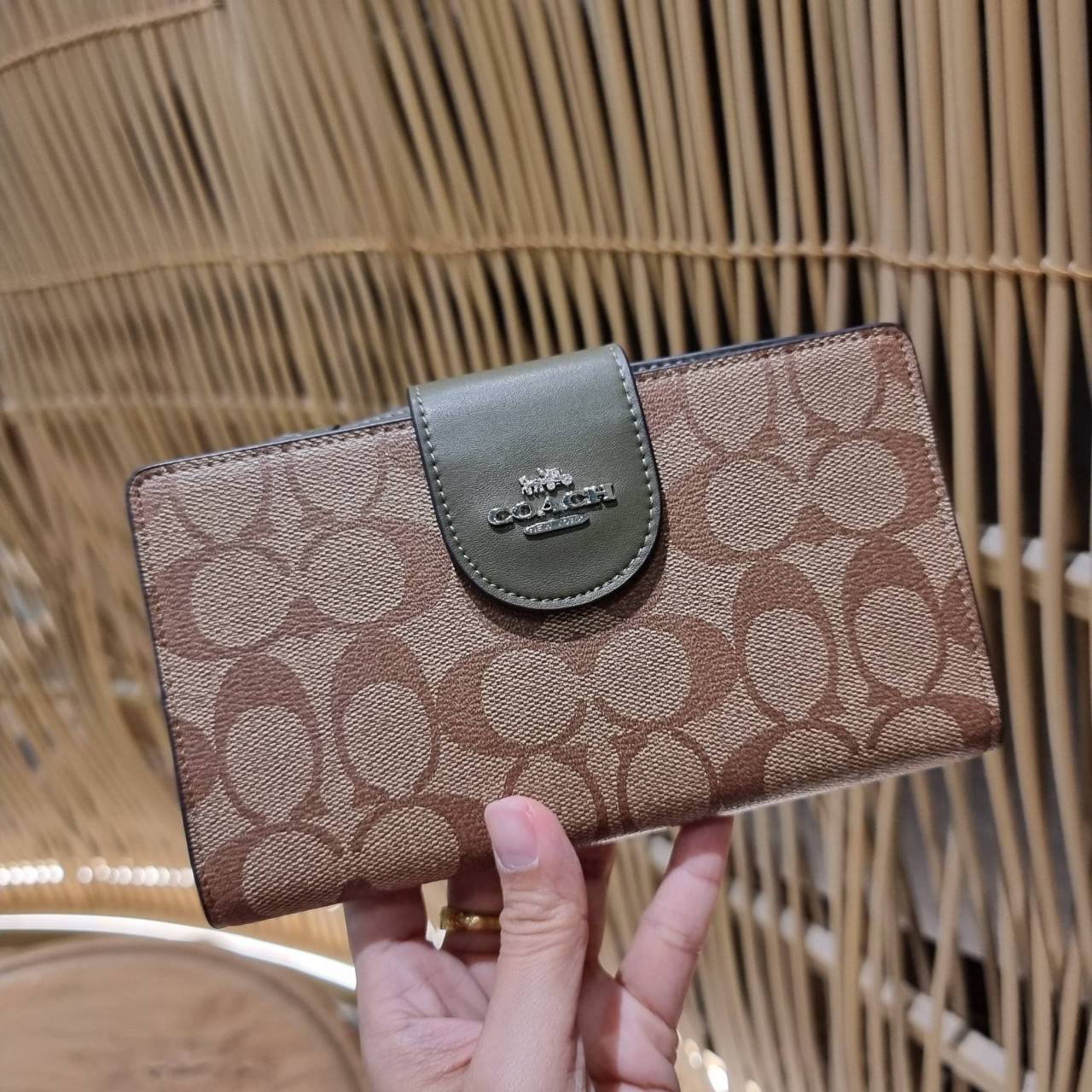 พร้อมส่ง 7 สี COACH C2874 TECH WALLET IN COLORBLOCK SIGNATURE CANVAS จัดให้สีใหม่ก่อนใคร!! ดีไซน์ใหม่ คอลเลคชั่นสวยหรู กระเป๋าสตางค์พร้อมสายคล้องมือ ง่ายต่อชีวิตมากจ้า!! มันดีอะไรเบอร์นี้ ใส่ได้ทั้งบัตร และโทรศัพท์ก็ใส่ได้ทุกรุ่น แถมยังมีช่องซิปแยกไปอีก ช