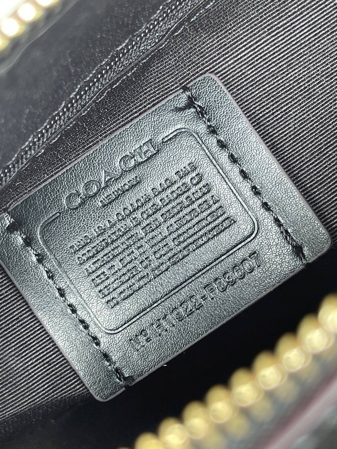 COACH Signature Canvas Rowan Satchel Crossbody จุดเด่นของกระเป๋าทรงsatchel bag คือรูปทรงของกระเป๋าดูแข็งแรง มั่นคง ไม่เสียทรงง่าย มาพร้อมหูหิ้วที่ด้านบนของกระเป๋า ลายแคนวาสที่เป็นซิกเนเจอร์แบบเอกลักษณ์ ช่องใช้งานทุ้งภายในและภายนอก นอกจากนี้ กระเป๋าประเภทน