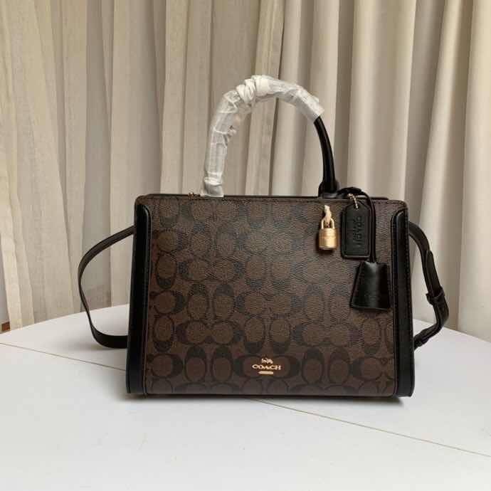 COACH ZOE CARRYALL IN SIGNATURE CANVAS เดอะเบสท์แห่งปี ต้องยกให้พี่คนสวยใบนี้เลย!! รุ่นที่สาวๆตามหา หายากอีกหนึ่ง กระเป๋าถือ/สะพายทรงสวย คลาสสิค ใบใหญ่จุคุ้ม มีดีเทลน่ารักๆที่แม่กุญแจ สามารถล็อคหัวซิปได้ กุญแจซ่อนในพวงหนังห้อยก็น่ารักไปอีก ภายในโล่งกว้าง 