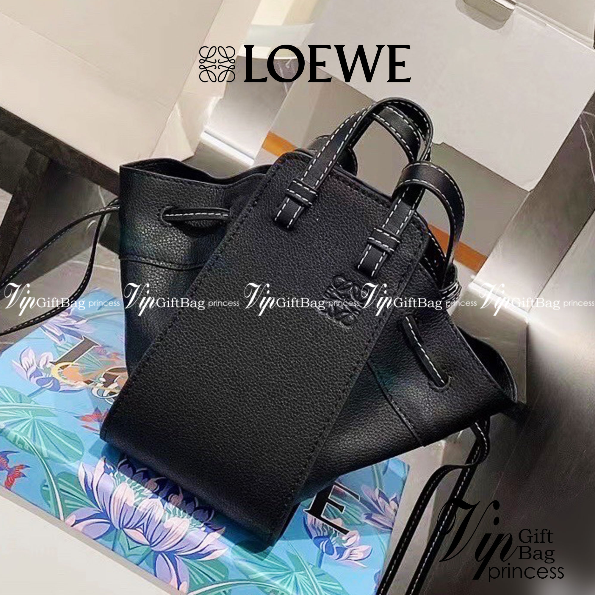 Loewe Small Hammock Leather Bag พร้อมส่ง 6 สี กระเป๋าถือหรือสะพาย รุ่น Rare items สุดๆ วัสดุหนังแท้ Calfskin หนังสวยดีไซน์มีเอกลักษณ์ ใบขนาดกำลังดี น้ำหนักเบา สามารถปรับได้หลายทรง ด้านข้างมีซิปปรับขยายได้ ภายในโล่งกว้าง ใส่กระเป๋าสตางค์ กล้อง มือถือ ของใช