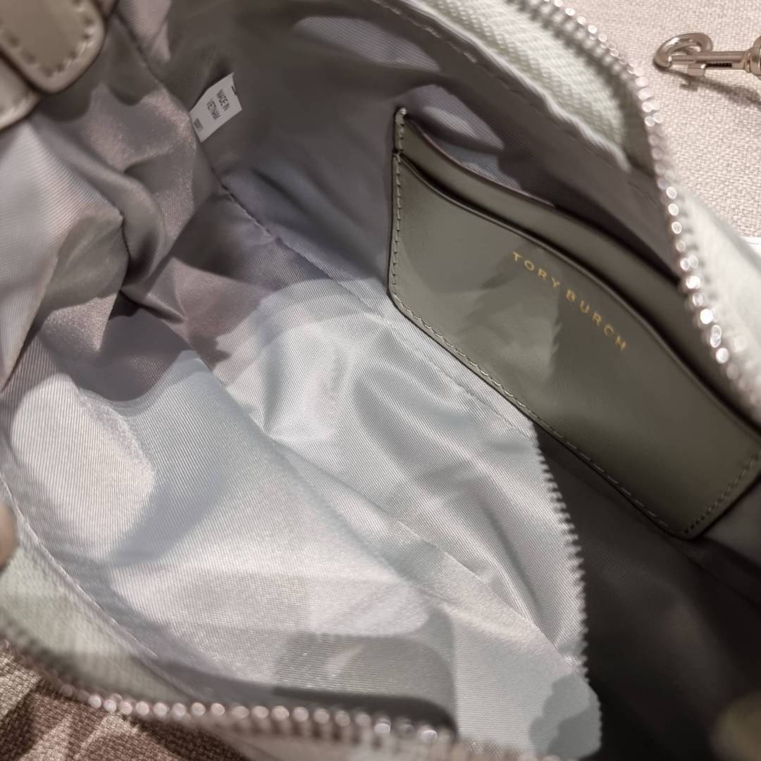 TORY BURCH MERCER NYLON SMALL SHOULDER BAG ใหม่ก่อนใคร!! กับคอลหวานๆ สดใสๆ กระเป๋าสะพายทรงโฮโบ ขนาดกะทัดรัด ฟังก์ชั่นการใช้งานจัดแบบเต็มที่ ด้วยสายสะพายถึง 3 เส้น สายโซ่คล้องแขน สายหนังแบบสั้นคล้องไหล่ และสายสปอร์ตเส้นใหญ่ ดูดี!! คุ่มแค่ไหนคิดดู!! วัสดุผ้