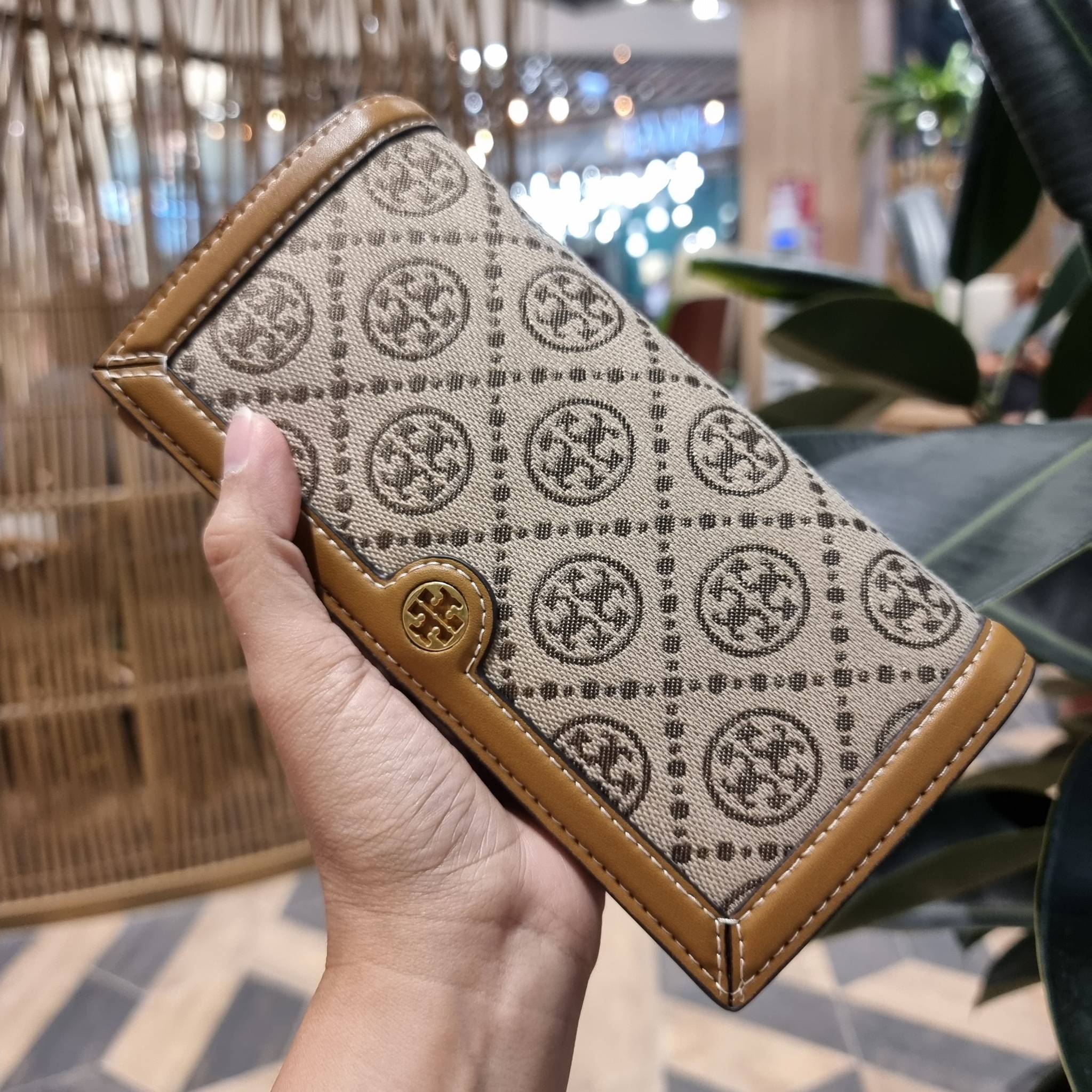 TORY BURCH T MONOGRAM JACQUARD CROSSBODY WALLET best seller ของคอลเลคชั่นนี้ ต้องไม่พลาด กับกระเป๋าสะพายกึ่งกระเป๋าสตางค์ ที่ช่วยให้ชีวิตง่ายขึ้น วัสดุผ้า jacquard ตัดสลับหนังแท้ เปิด-ปิดแบบฝาปิดแม่เหล็ก ภายในใส่ธนบัตรได้ มีช่องใส่บัตร และยังมีช่องซิปอีกด