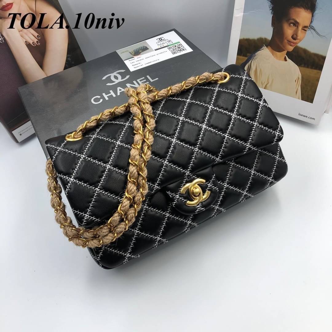 CHANEL Classic 10" รุ่นใหม่ หนังเรียบตะเข็บตารางสีขาวสวยคลาสสิค โดดเด่นด้วยสายโซ่สีทองร้อยเชือกสวยหรู พร้อมส่งที่ไทยไม่ต้องรอพรีฯ