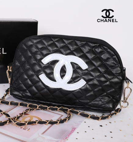 Chanel Quilted Leather Crossbody Bag with gift box สินค้าเป็นของแท้ ใหม่จากเค้าเตอร์เครื่องสำอาง/น้ำหอมแบรนด์ กระเป๋าแบรนด์ Chanel VIP Gift Bag ทำจากหนัง หัวซิปปั้มโลโก้แบรนด์ มาพร้อมสายยาว สายโซ่อะไหล่ทองยาว Crossbody สายถอดเก็บได้ ด้านในบุผ้า ปั้มแบรนด์