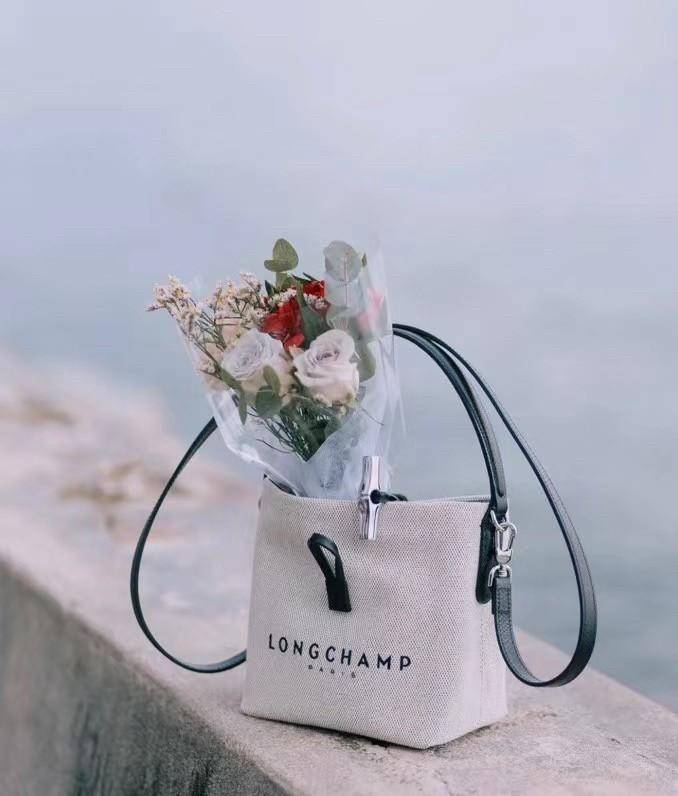 LONGCHAMP Roseau Bucket Bag กระเป๋าทรงถัง ถือหรือสะพายไหล่ได้ วัสดุผ้าฝ้าย แต่งหนังวัวลายนูน มีซับใน ด้านในกระเป๋าซิป1 กระเป๋าเล็ก1 อะไหล่เงิน มีสายยาวถอดสายได้ ปรับระดับไม่ได้ ดาราเซเลปใช้เพียบ รุ่นเดียวกับคุณแอนใช้ Hot Item!!!! ใบจริงสวยมากน้ำหนักเบา จุ