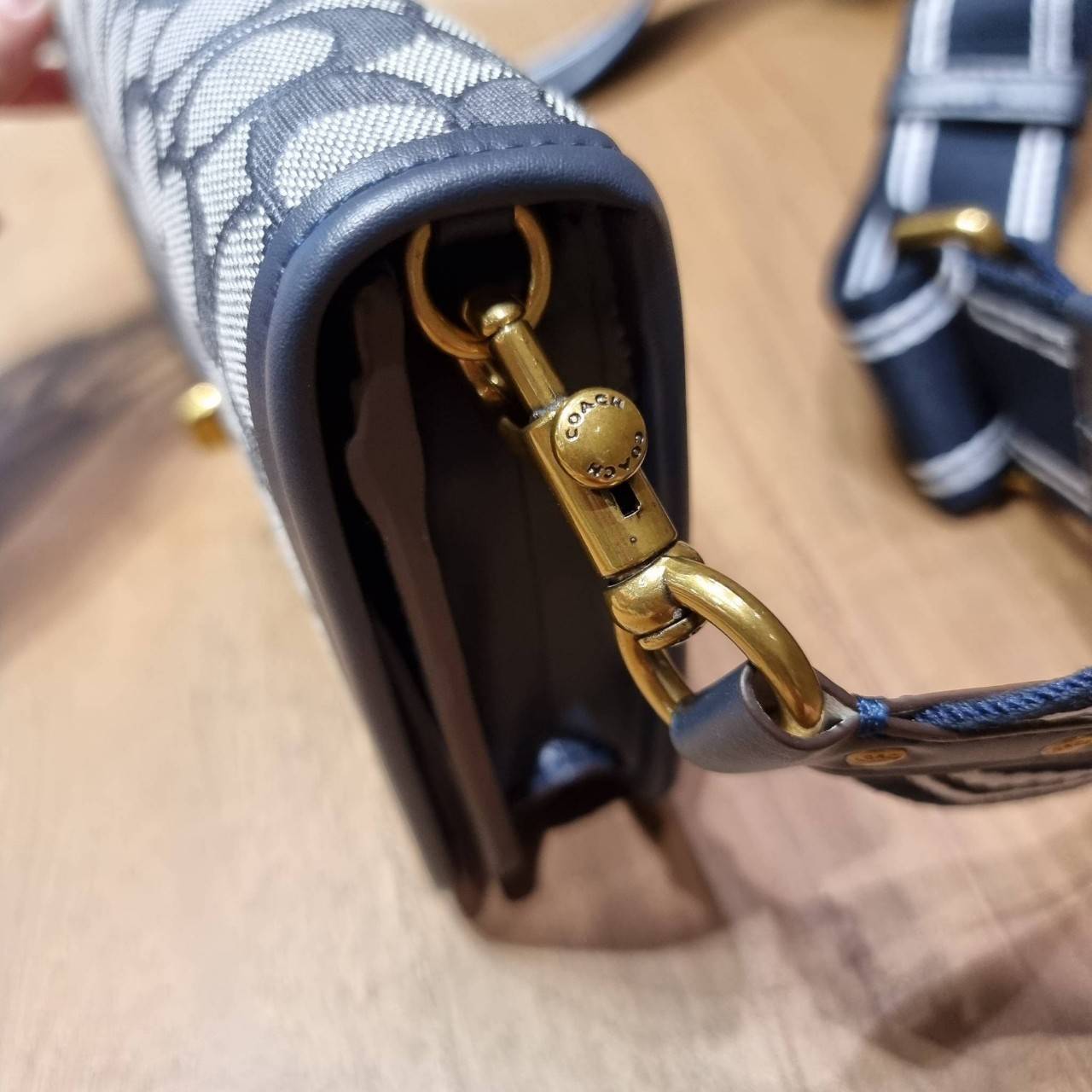 COACH C3824 FOLDOVER CROSSBODY CLUTCH IN SIGNATURE JACQUARD คลัทช์เก๋ๆที่สาวๆตามหา 2IN1 ไปอีกหนึ่ง!! กระเป๋าสะพายทรงคลัชท์ ใช้งานได้ถึง 2 แบบ จะพกเดี่ยวๆแทนกระเป๋าสตางค์ หรือคล้องสายสะพายข้าง สะพายชิคๆคูลๆ ก็ได้อีก มันดีงามมากทุกสี เพราะความละมุนของผ้า ja