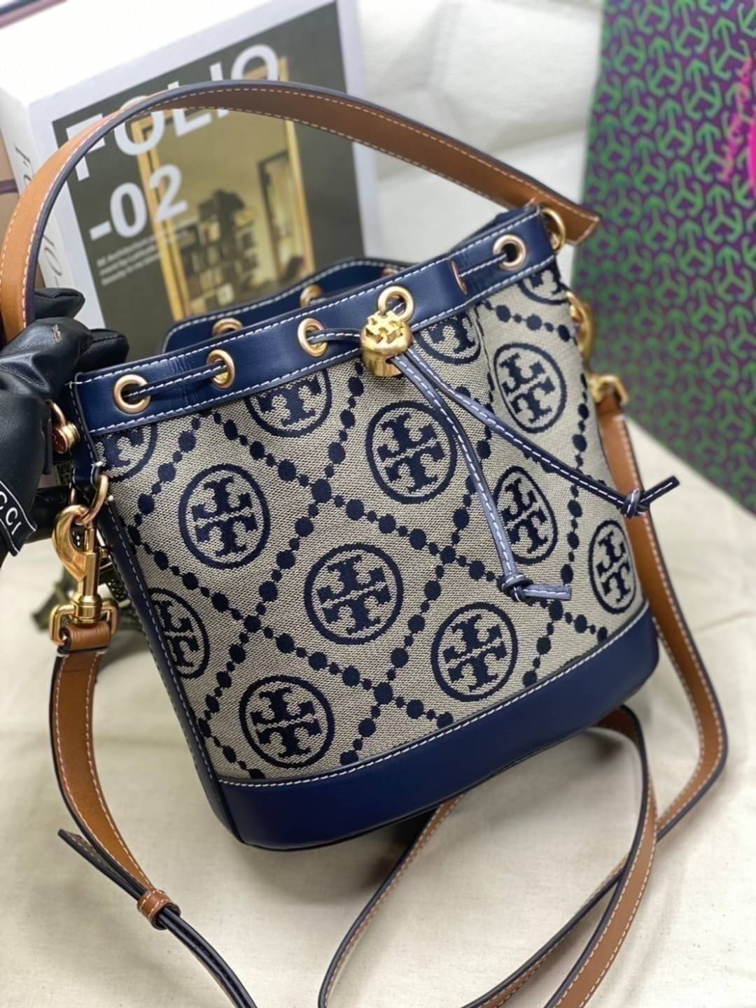 Medium Tory Burch T Monogram jacquard bucket bag กระเป๋าทรงบัคเก็ตลายโมโนแกรม ที่ได้รับแรงบันดาลใจมาจากโลโก้สุดคลาสสิก กลับมาอีกครั้งในรูปแบบของ ลวดลาย T Monogram ที่ผสมผสานความร่วมสมัยเข้ากับความเป็นเอกลักษณ์ของแบรนด์เข้าไว้ด้วยกัน