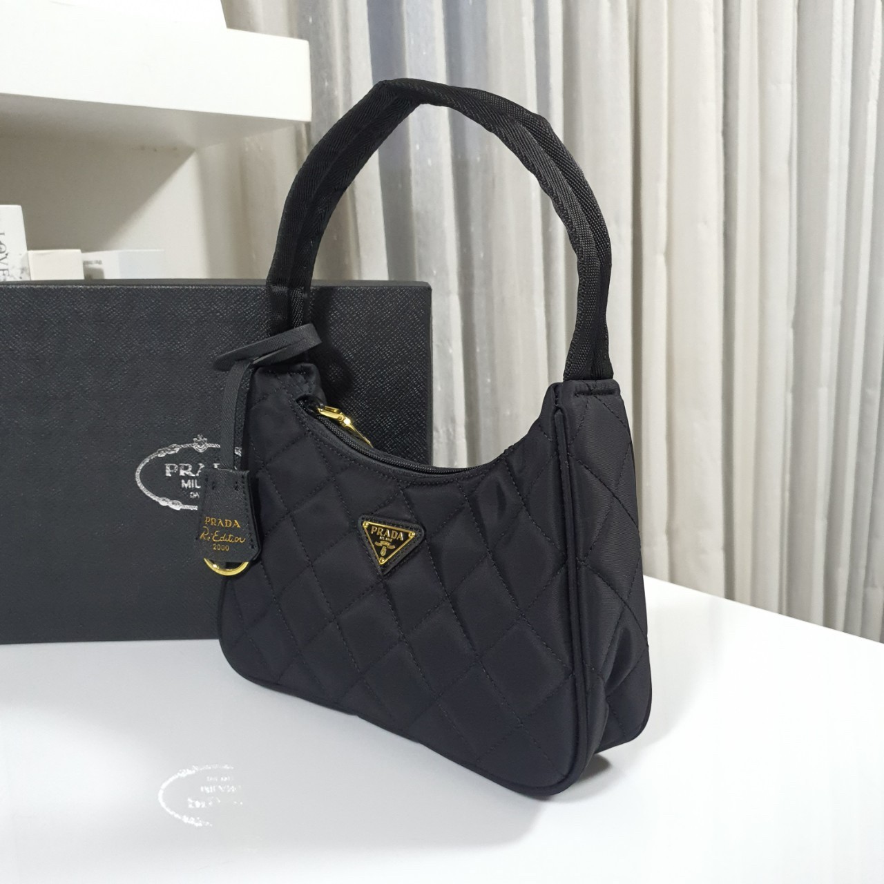 PRADA HOBO triangle motif padded bag รุ่นใหม่ล่าสุด!! PRADA NYLON HANDBAGS ขนาดกะทัดรัด อะไหล่ทอง วัสดุทำจากผ้าNylon ลายตาราง อย่างหนา อยู่ทรง กันน้ำได้ หายห่วงคะ