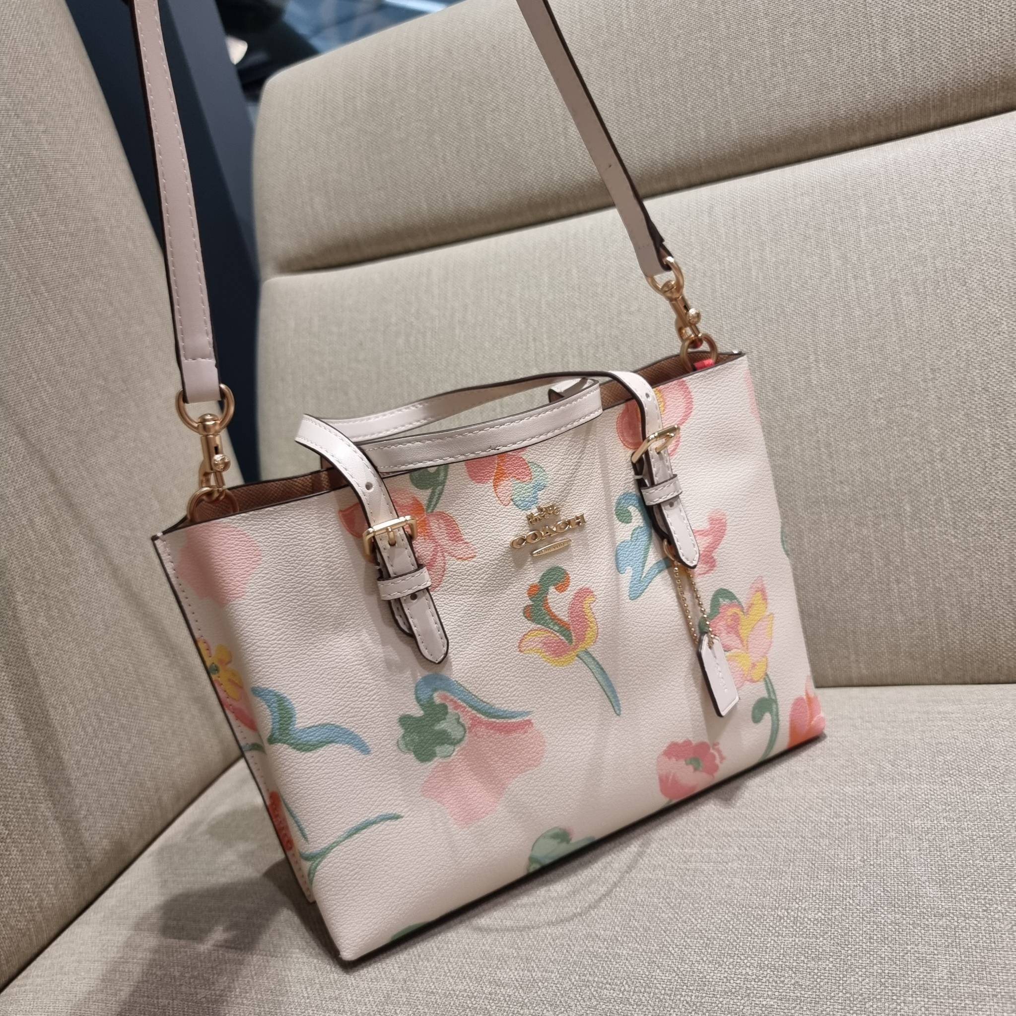 COACH C8217 MOLLIE TOTE 25 WITH DREAMY LAND FLORAL PRINT คอลใหม่ล่าสุด ยังไม่เข้า shop ไทย สวยๆแบบไม่ต้องรอพรีฯให้ยาวนาน กับกระเป๋าโท้ทไซส์เล็กที่สาวๆต่างก็ต้องปักใจรัก สวยสมใจ ดีไซน์ลวดลายดอกไม้ คละเคล้าเต็มใบ ละมุน สดใส น่าใช้สุดๆ วัสดุหนังแคนวาส ภายในโ