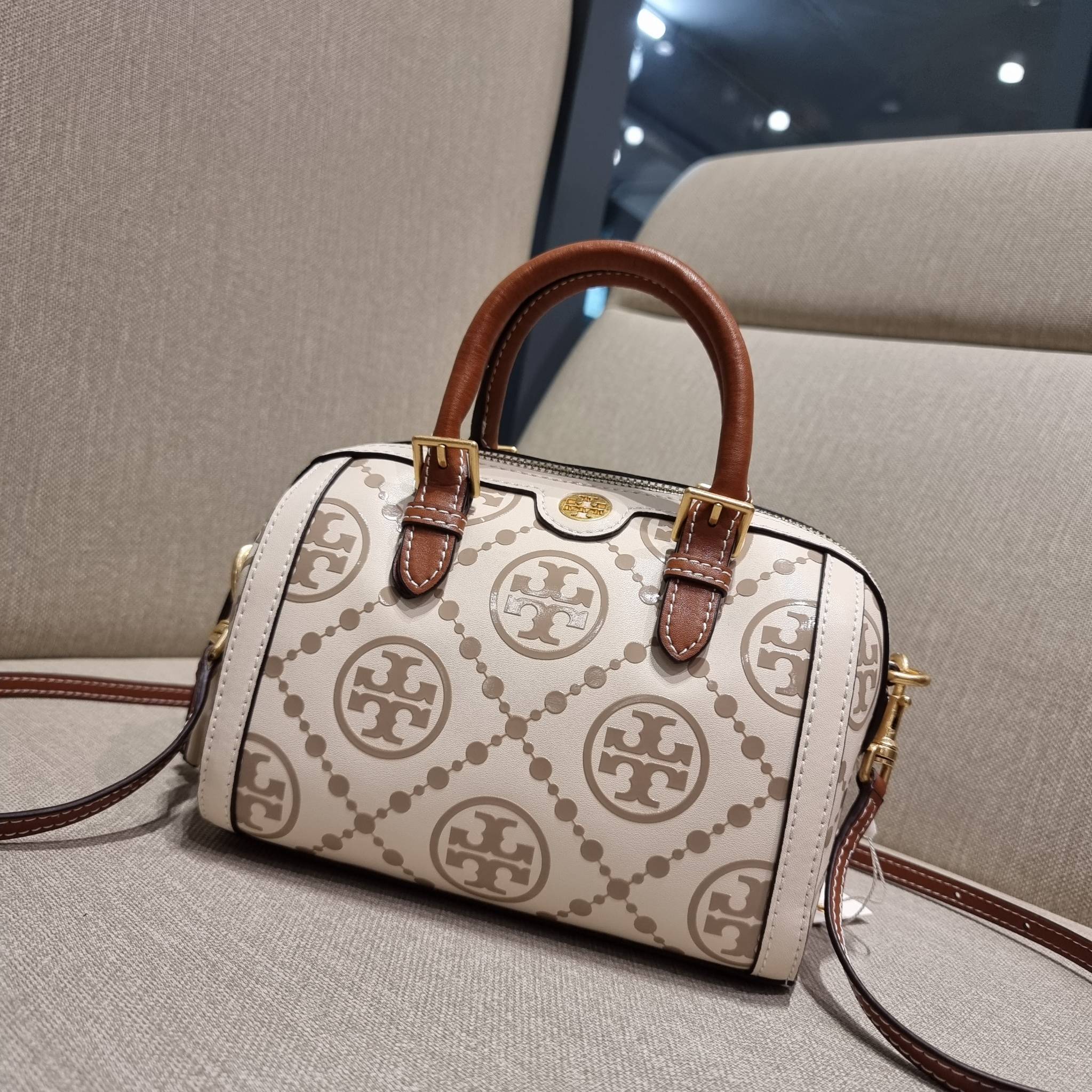 TORY BURCH T MONOGRAM MINI EMBOSSED WINE BUCKET BAG คอลเลคชั่นใหม่ กับกระเป๋าสะพายทรงยอดนิยม ในไซส์มินิ ดีไซน์ใหม่ล่าสุด สวยลูกคุณหนู หรูหรา!! ด้วยดีเทลผิวลายนูนลวดลายเอกลักษณ์ วัสดุหนังแท้ มีหูจับในตัว สีโทนอุ่นขับผิว สะดวกใช้ไปอีก และมีสายสะพายข้าง ปรับ