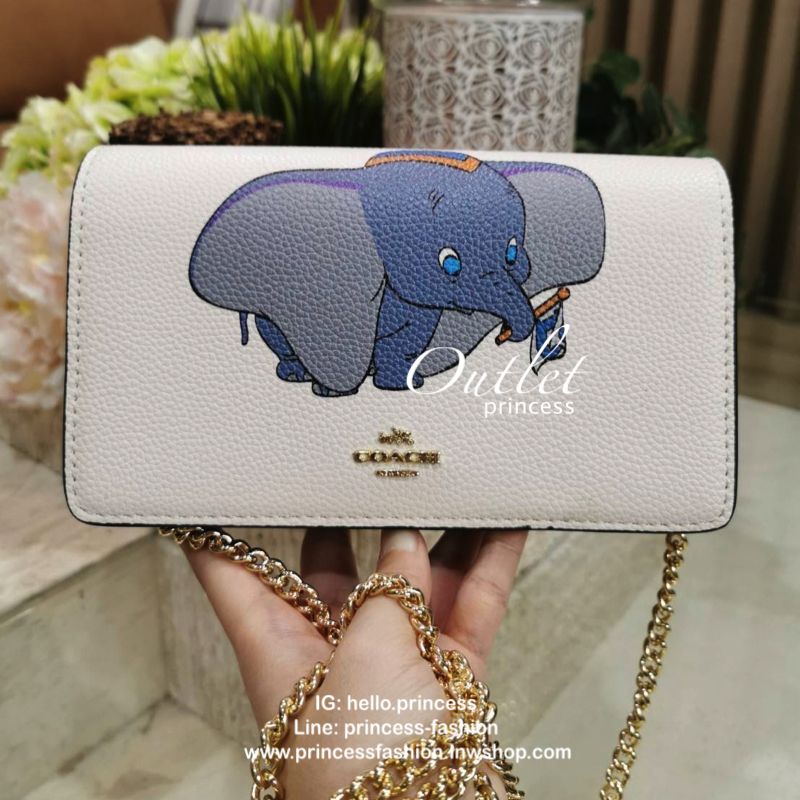 DISNEY X COACH Crossbody Bag 2019 New in! กระเป๋าสะพายคอลเลคชั่นสุดพิเศษ Limited Edition จาก Coach Factory ร่วมกับ Disney ทรงเหลี่ยม วัสดุหนัง texture ลายสวย วางอยู่ทรง ดีไซน์ ลายตัวการ์ตูนดิสนีย์ทั้ง 2 character เปิดปิดด้วยฝาปิด กระดุมแม่เหล็ก ภายในแบ่งช