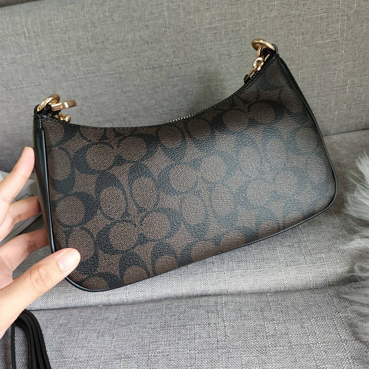 พร้อมส่งครบสี สวยทุกสีเลยค่า😘 ((CA173//CA209//CA548)) COACH TERI SHOULDER BAG 🔹กระเป๋าทรงพอช ในรูปแบบหนังแท้ หนังนิ่มสวยมากค่ะ