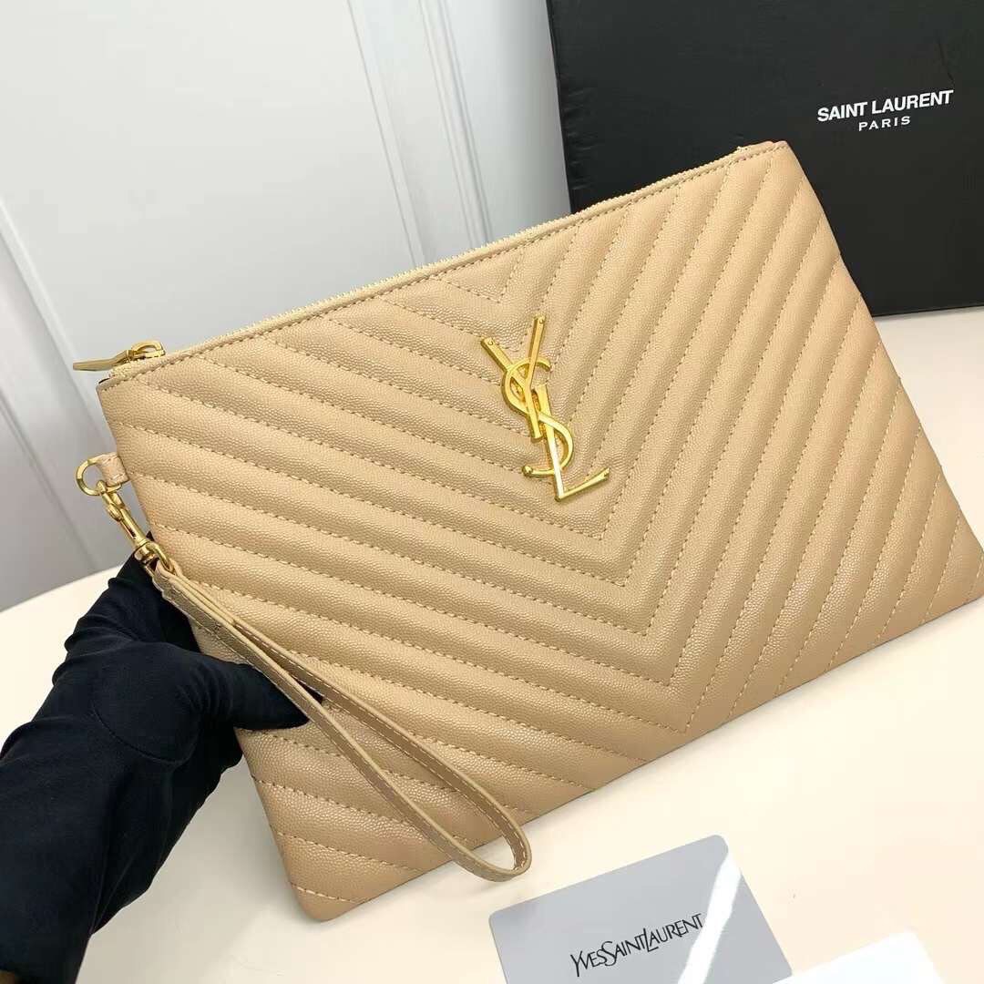 YSL Clutch Pouch in Matelasse Leather Bag กระเป๋าทรงคลัช/ทรงพอชสุดชิค ดีไซน์เรียบหรู โดดเด่นด้วยโลโก้ด้านหน้า เพิ่มดีเทลความผู้ดี พกพาง่าย ใช้งานสะดวกพร้อมสายคล้องมือ