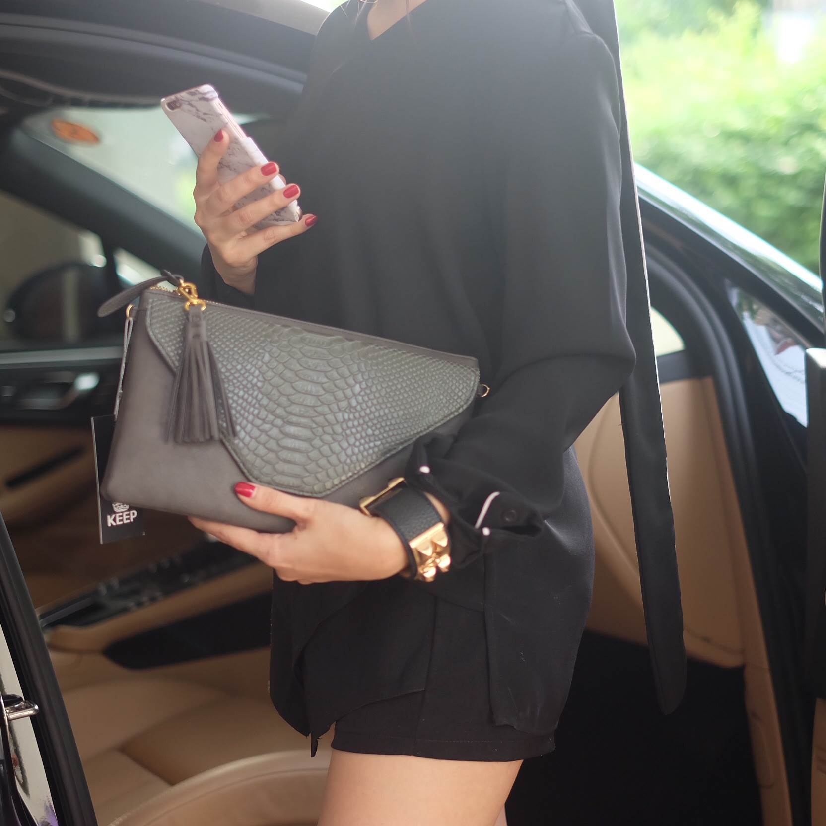 มาตามคำเรียกร้องคะสำหรับ size นี้ รอบนี้ ได้ ของ KEEP BRAND มาคะ รับรองความสวย 😍กระเป๋า KEEP Doratry shoulder &clutch bag ตัวกระเป๋าผลิตจากหนังแกะเทียม ตัดกับ ลายงู ลายหนังชัดเจน สวย อะไหล่ทองเพิ่มความหรูให้กับกระเป๋าสุดๆคะ 🌵จุดเด่นคือ สาม